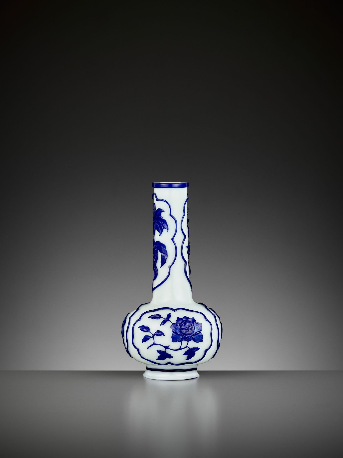 A BLUE OVERLAY WHITE GLASS BOTTLE VASE, GUANGXU MARK AND PERIOD - Image 5 of 10