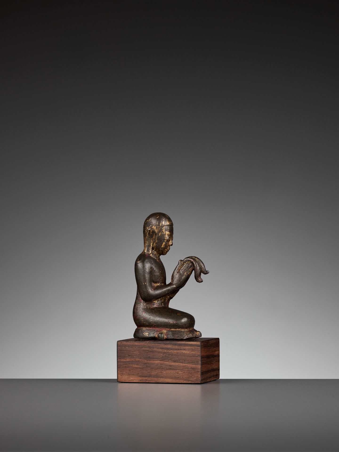 A SMALL BRONZE OF A WORSHIPPER, SHAN STATE - Image 8 of 10