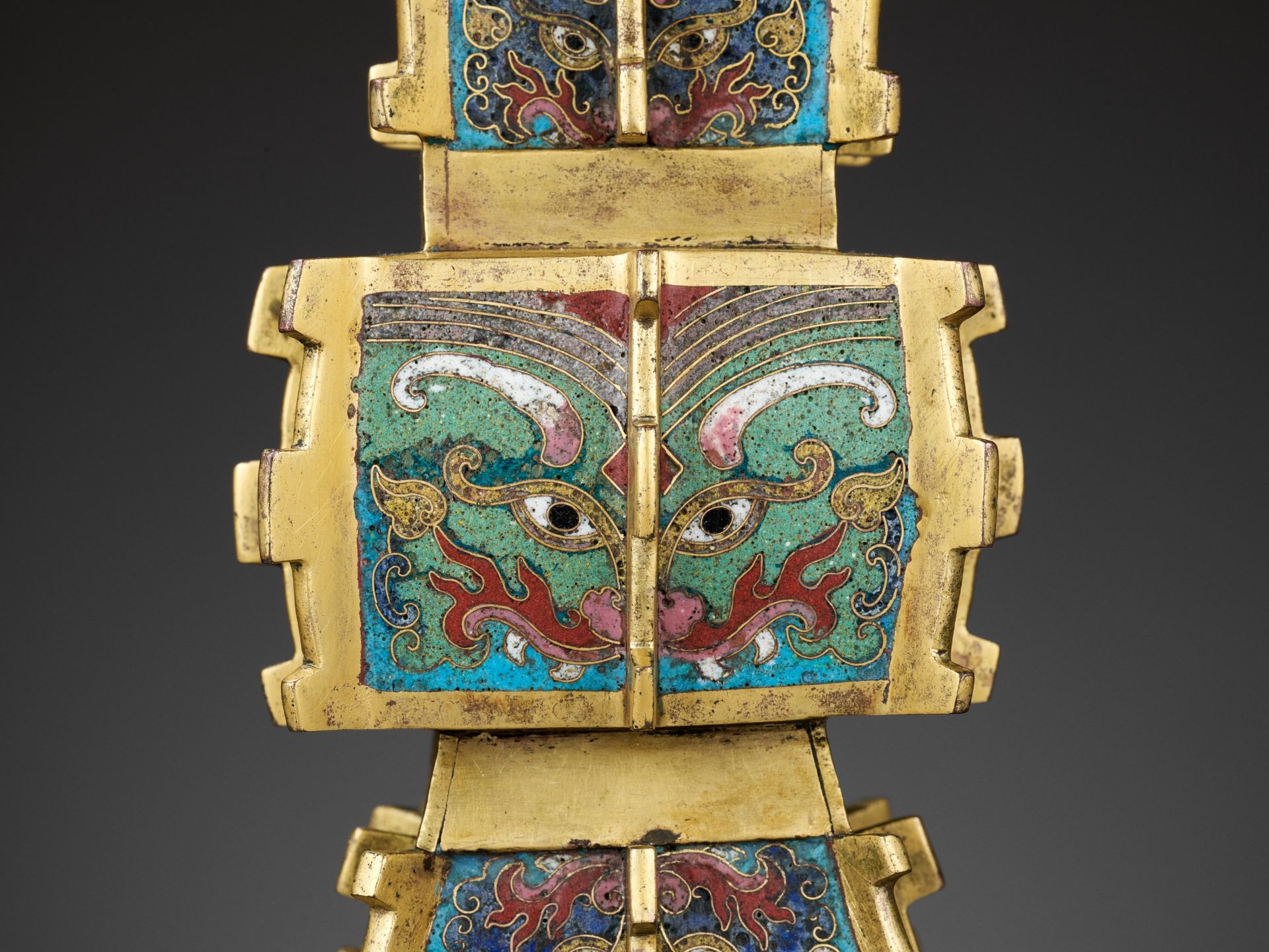 A GILT-BRONZE CLOISONNE ENAMEL VASE, FANG GU, YONGZHENG TO QIANLONG PERIOD - Bild 19 aus 19