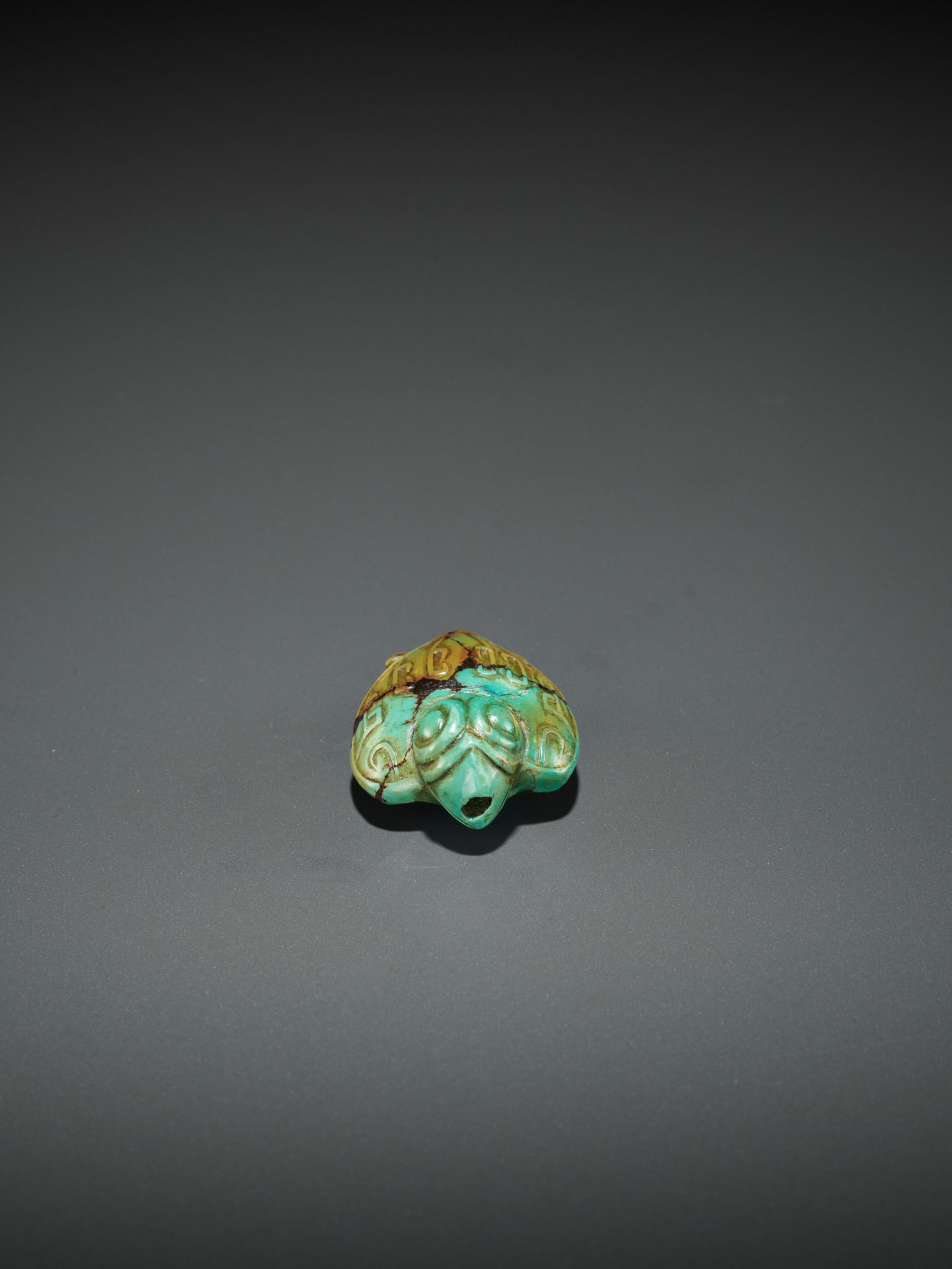 A TURQUOISE PENDANT DEPICTING A BIRD, SHANG TO WESTERN ZHOU DYNASTY - Image 11 of 12
