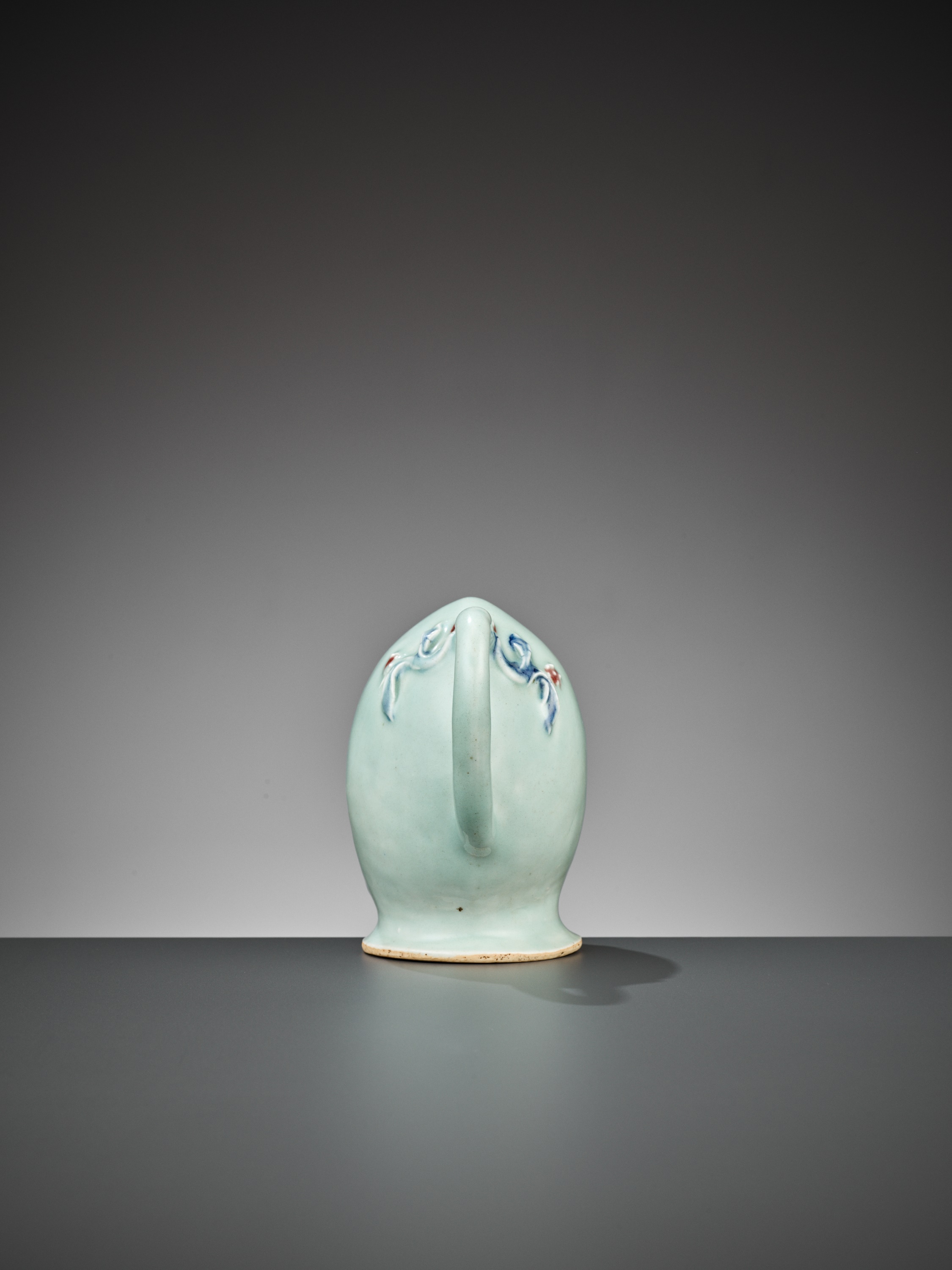 A CELADON-GLAZED 'CADOGAN' WINE POT, EARLIER QING - Bild 8 aus 10