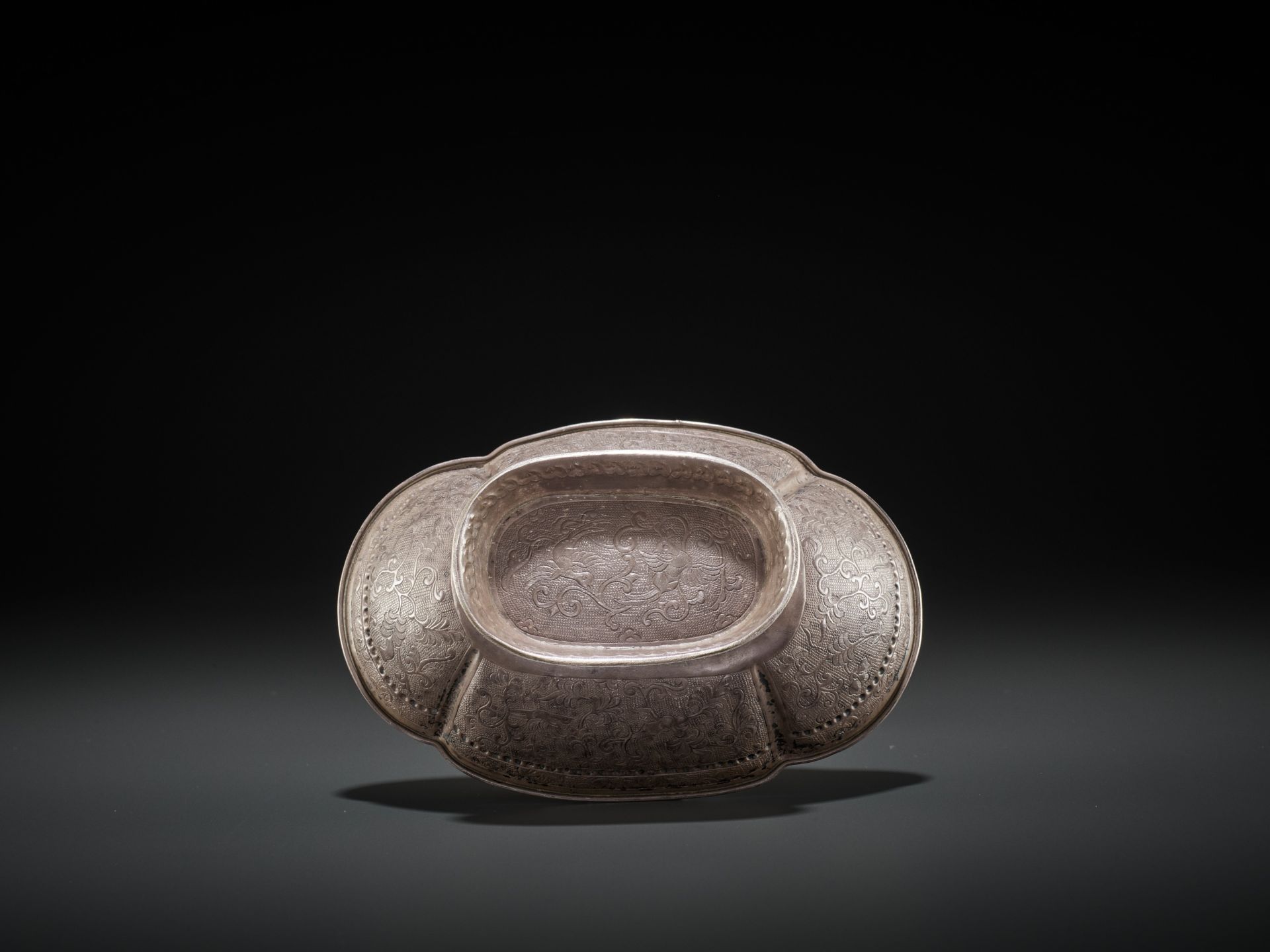 A SILVER REPOUSSE QUATREFOIL BOWL, MING DYNASTY - Bild 7 aus 11