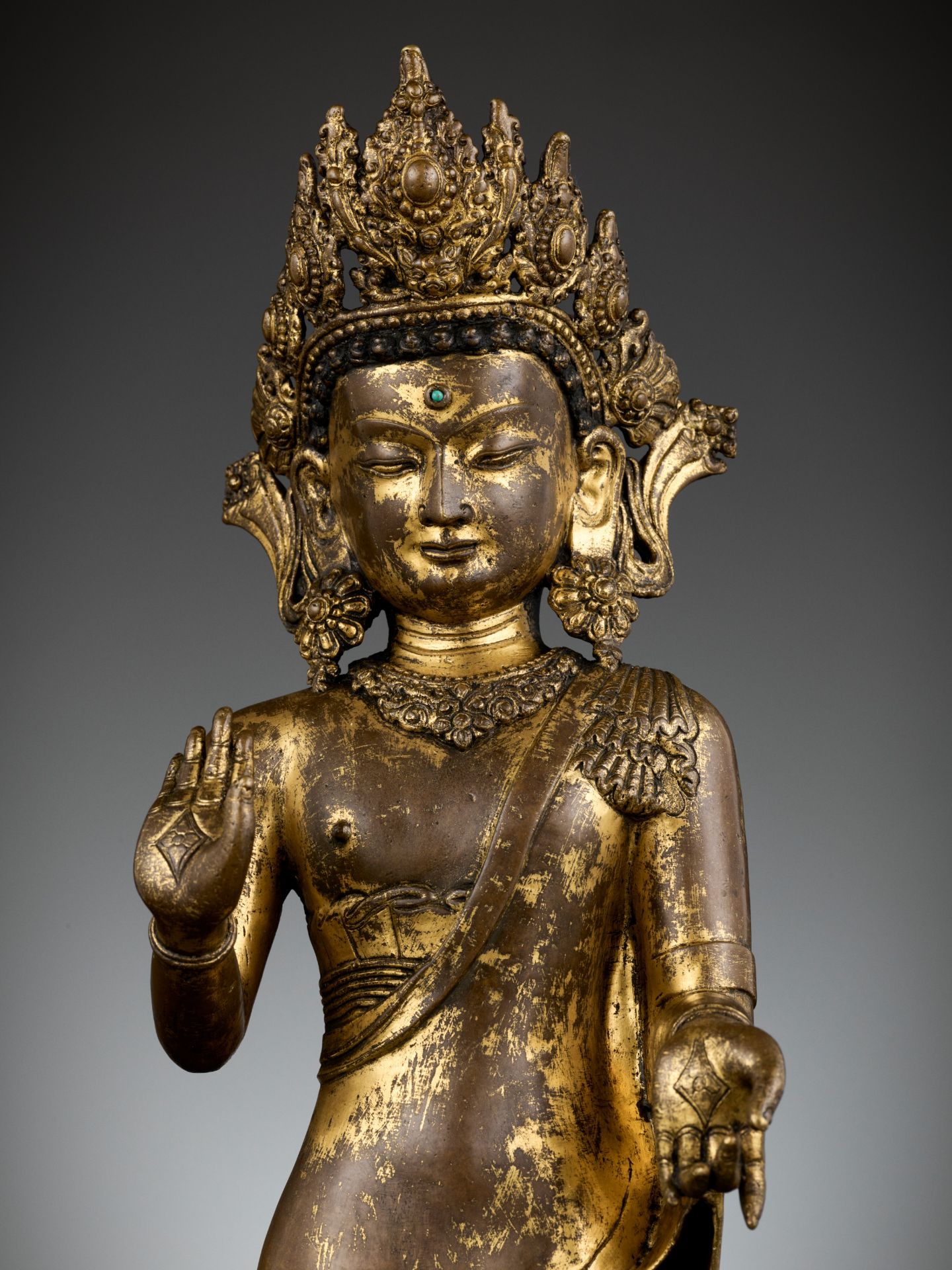 AN EXCEEDINGLY RARE GILT BRONZE FIGURE OF DIPANKARA BUDDHA, LATE MALLA, THREE KINGDOMS PERIOD - Image 11 of 14