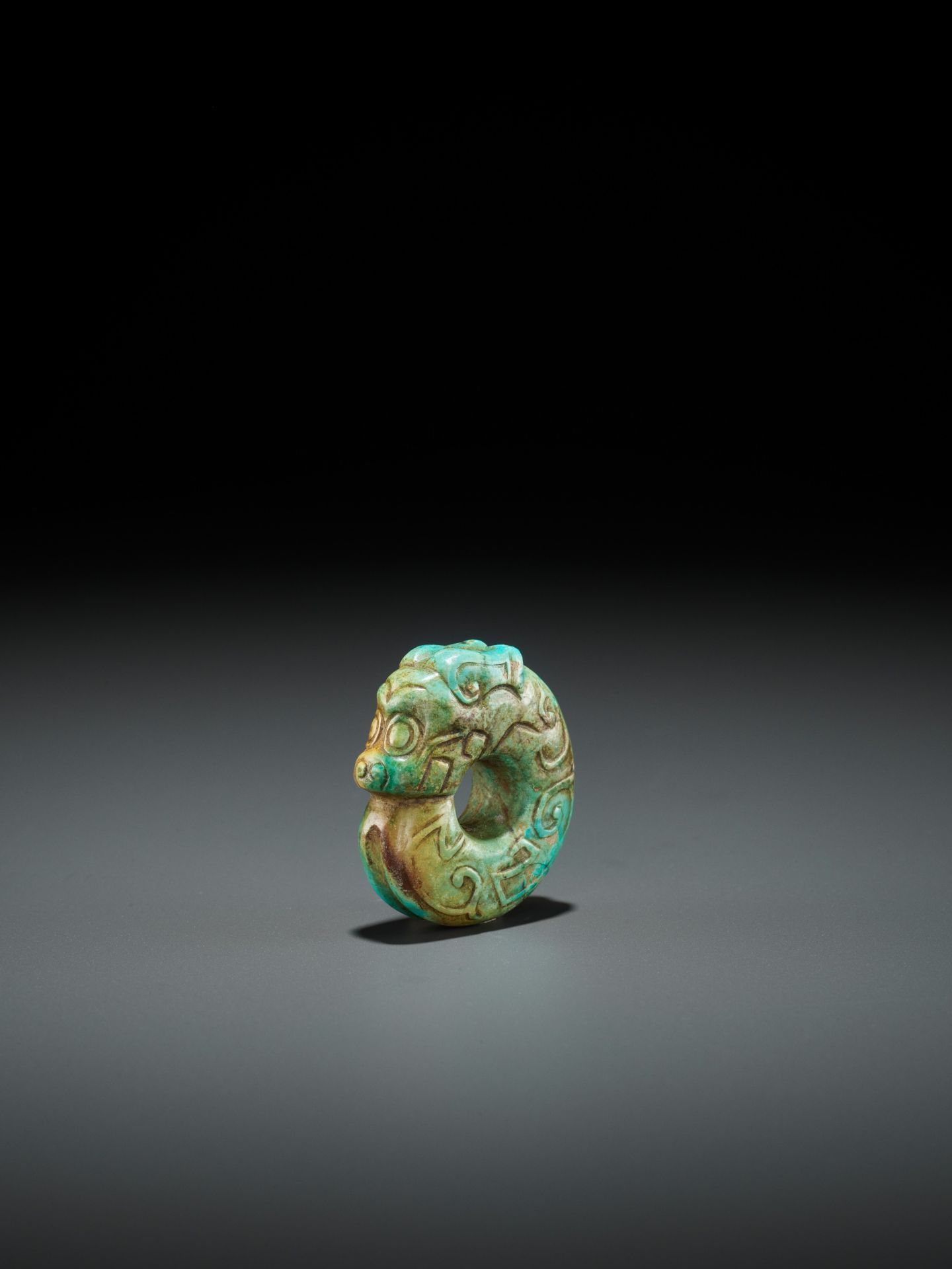 A TURQUOISE MATRIX 'PIG-DRAGON' PENDANT, SHANG TO WESTERN ZHOU DYNASTY - Image 10 of 14