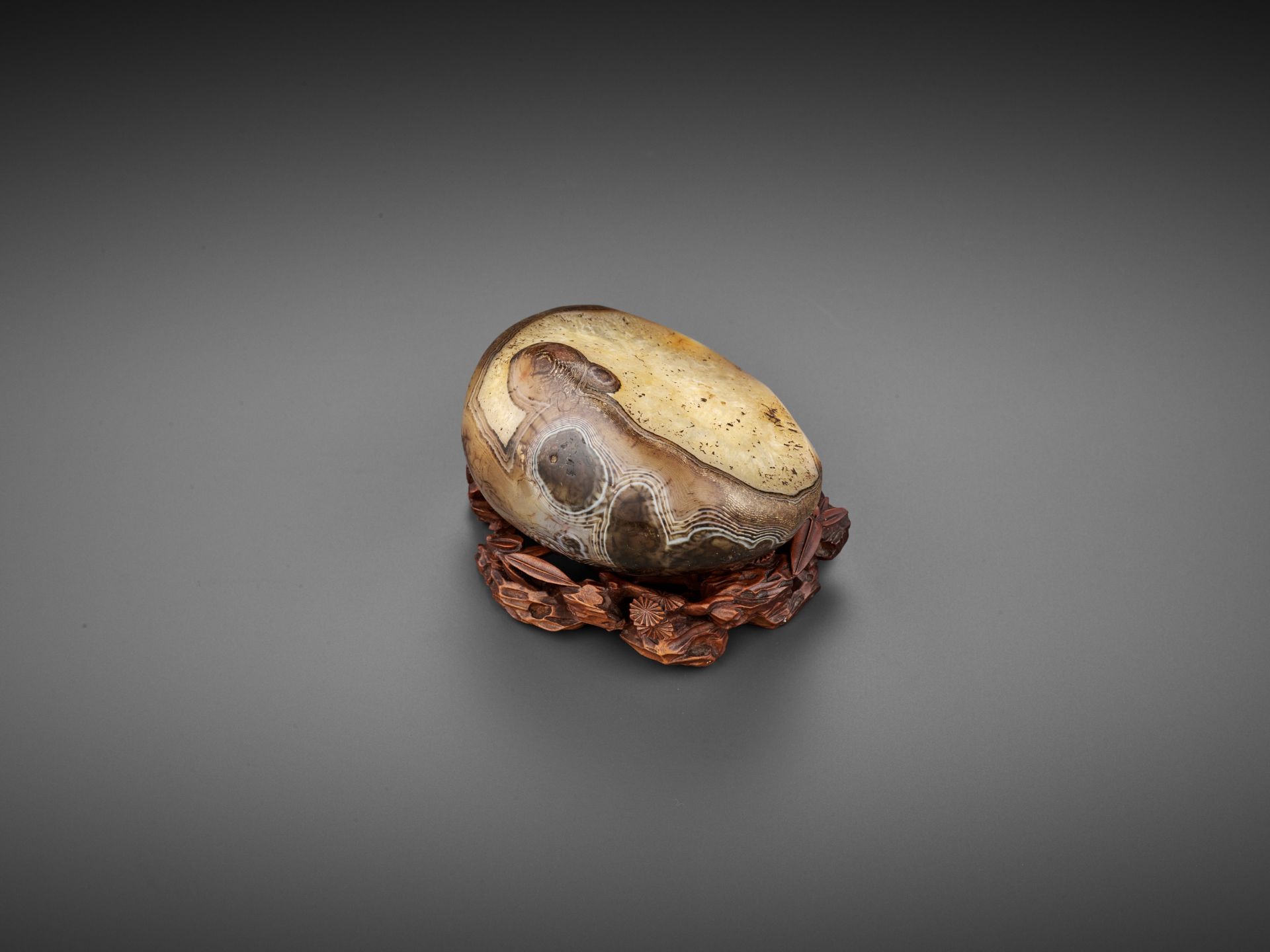 A RARE AGATE 'RECUMBENT HARE' PEBBLE, SONG TO EARLY MING DYNASTY - Image 8 of 16