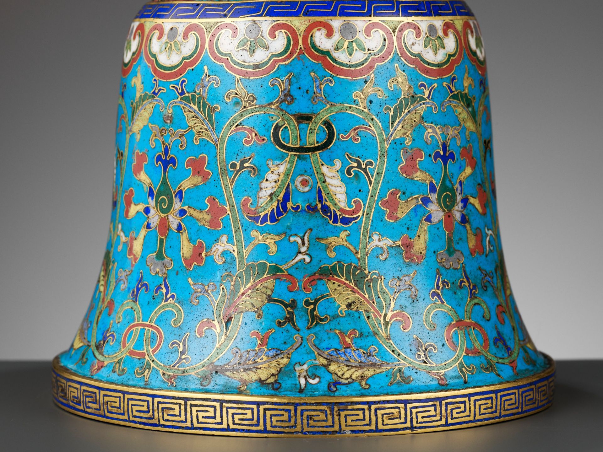 A PAIR OF CLOISONNE ENAMEL CANDLESTICKS, QIANLONG PERIOD - Image 9 of 14