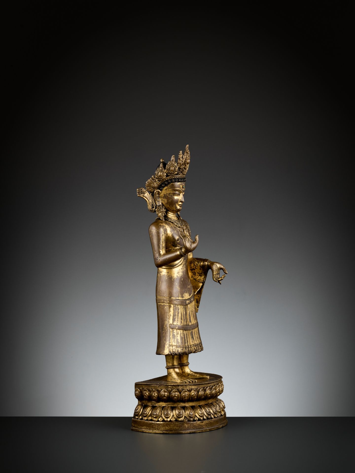AN EXCEEDINGLY RARE GILT BRONZE FIGURE OF DIPANKARA BUDDHA, LATE MALLA, THREE KINGDOMS PERIOD - Image 10 of 14