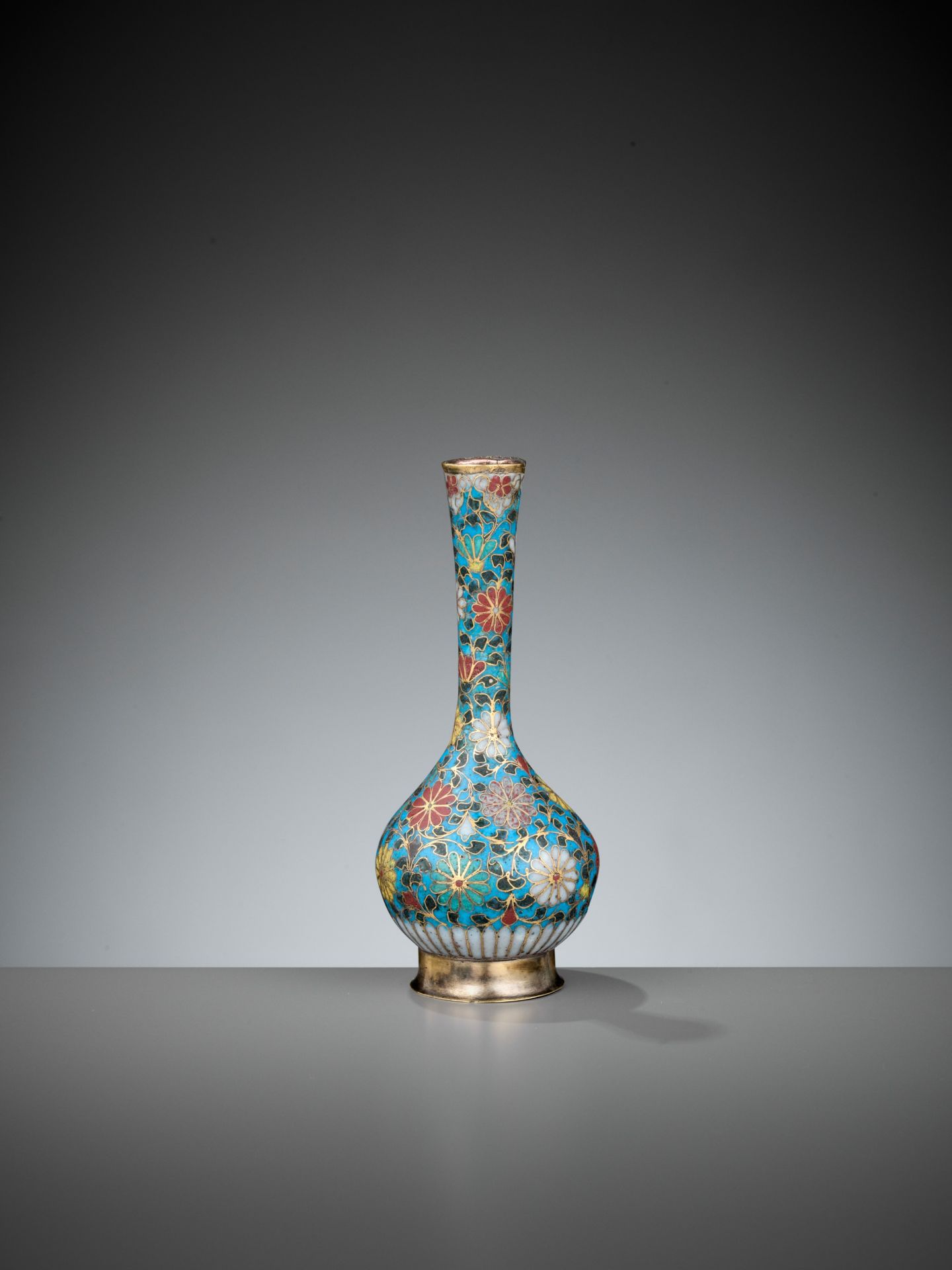 A CLOISONNE ENAMEL BOTTLE VASE, MING DYNASTY - Bild 7 aus 7