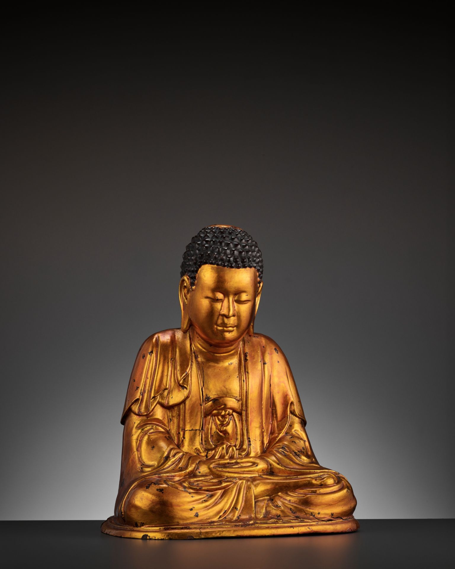 A MASSIVE GILT-LACQUERED WOOD FIGURE OF BUDDHA, 18TH-19TH CENTURY - Image 9 of 11