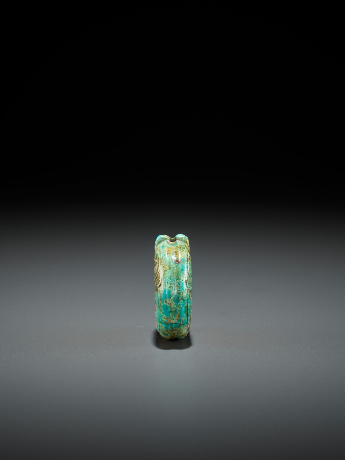 A TURQUOISE MATRIX 'PIG-DRAGON' PENDANT, SHANG TO WESTERN ZHOU DYNASTY - Image 12 of 14