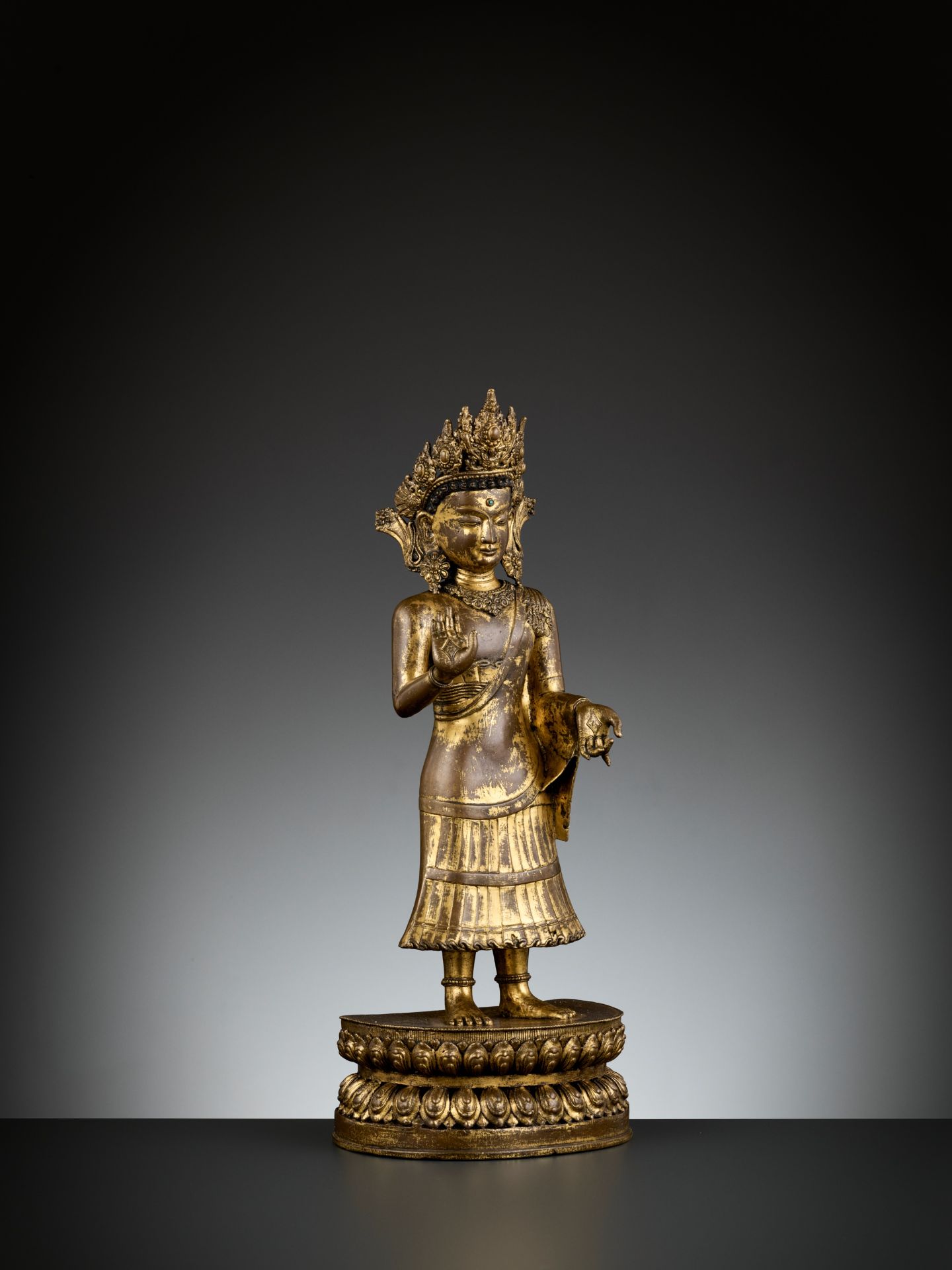 AN EXCEEDINGLY RARE GILT BRONZE FIGURE OF DIPANKARA BUDDHA, LATE MALLA, THREE KINGDOMS PERIOD - Image 2 of 14