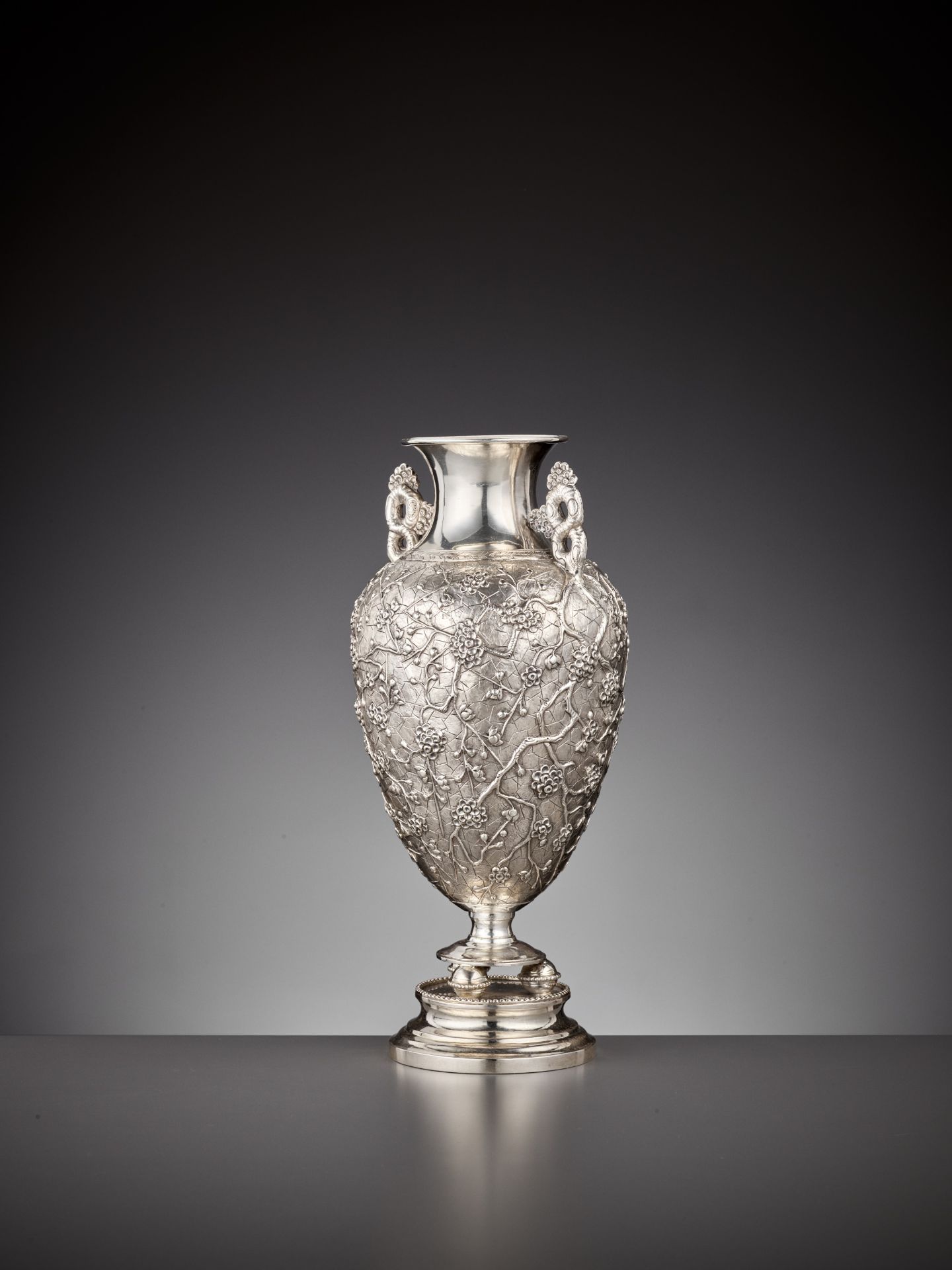 A 'PRUNUS' SILVER PRESENTATION VASE, WANG HING, LATE QING DYNASTY - Image 3 of 10