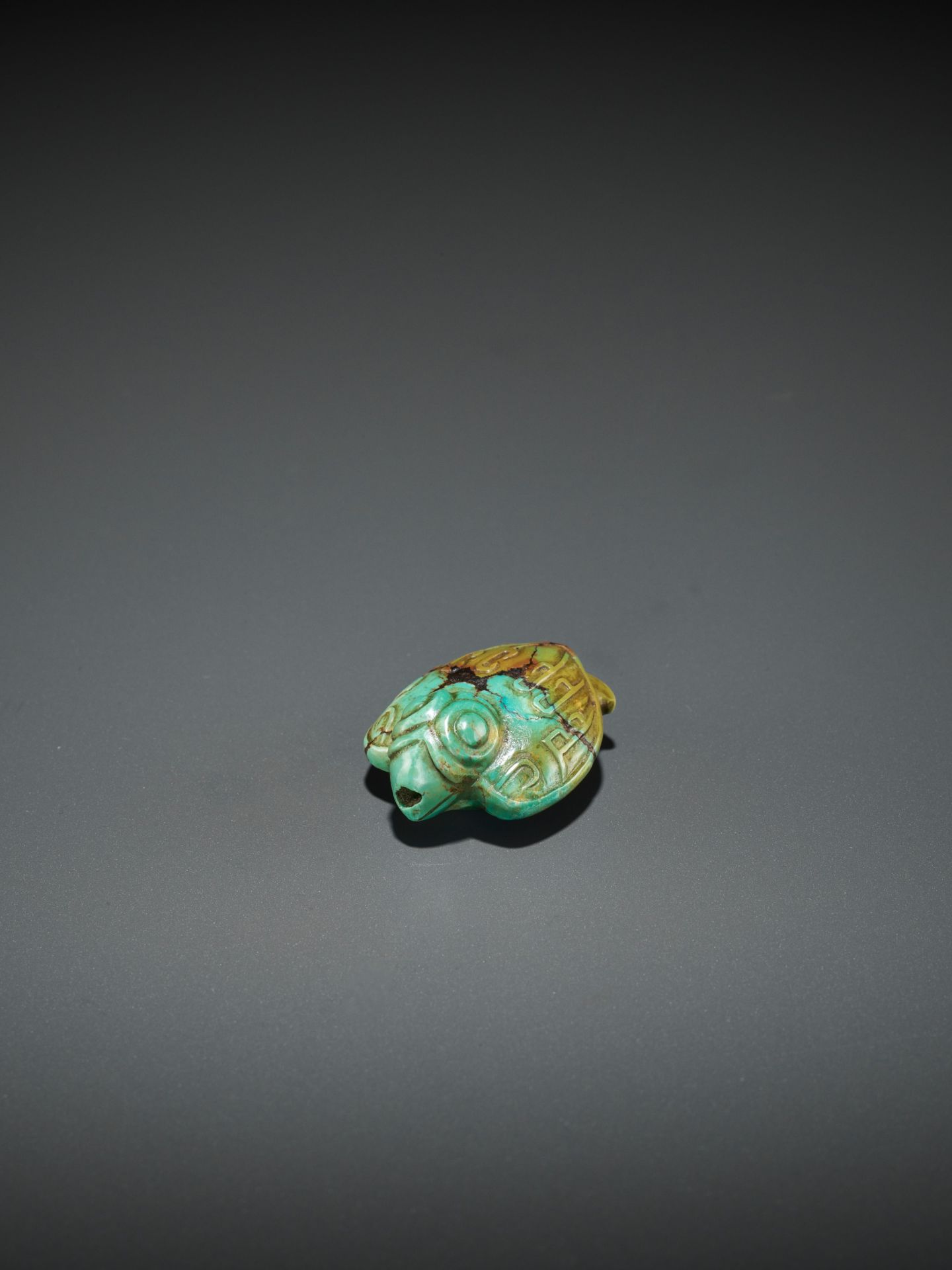A TURQUOISE PENDANT DEPICTING A BIRD, SHANG TO WESTERN ZHOU DYNASTY - Image 5 of 12