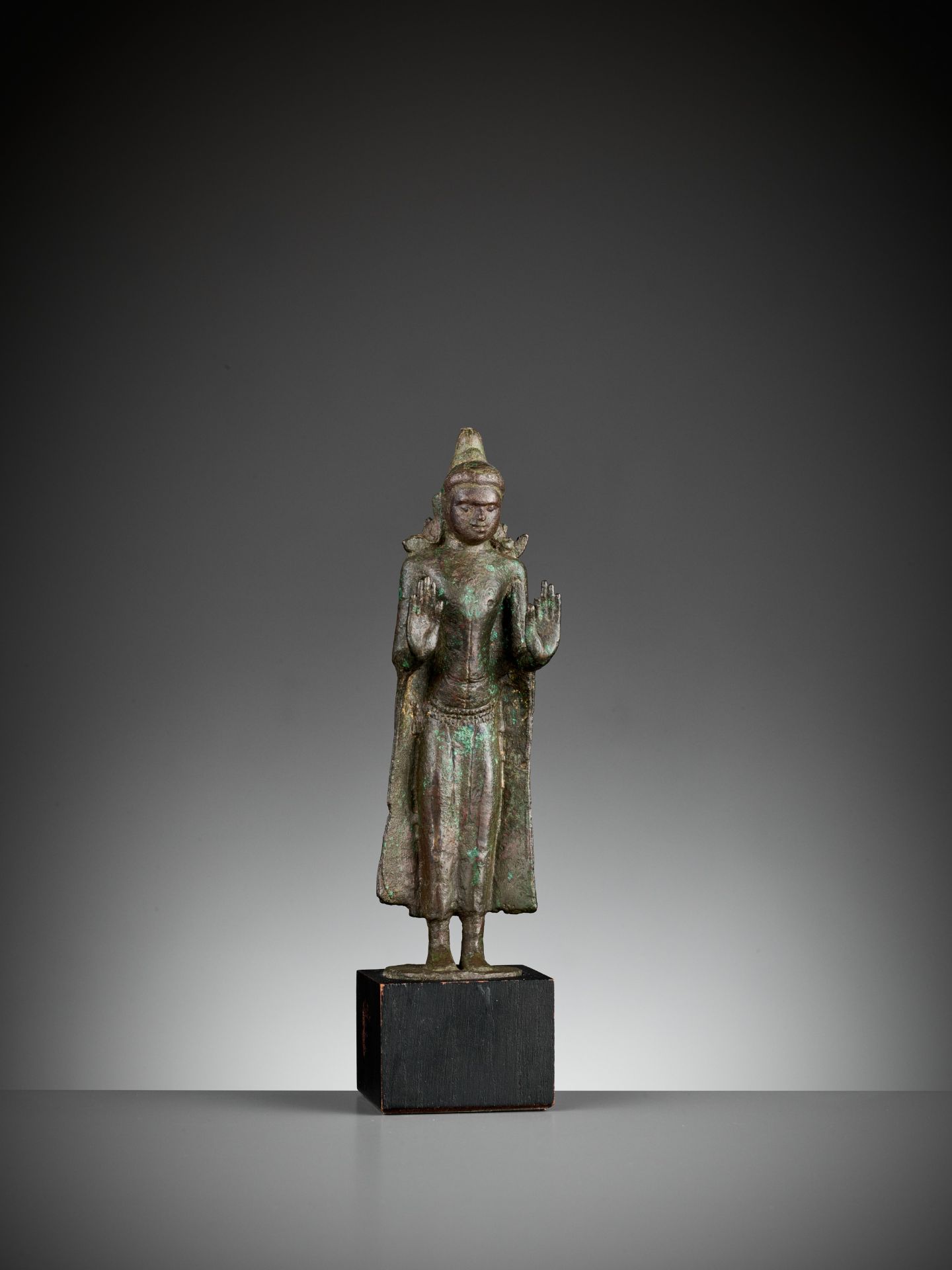 A KURKIHAR-STYLE BRONZE FIGURE OF A CROWNED BUDDHA, BIHAR - Image 8 of 10