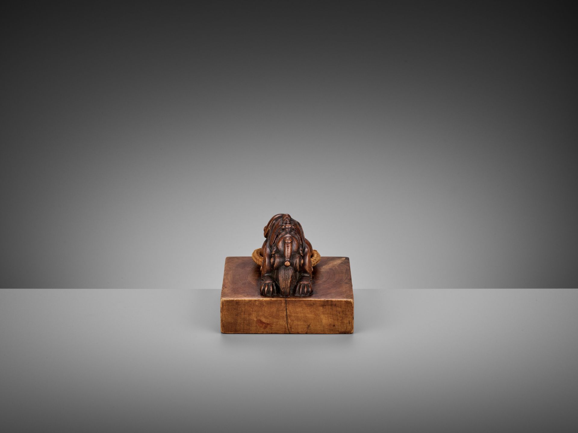 A CARVED SANDALWOOD 'RECUMBENT DRAGON' SEAL, QIANLONG CHENHAN - Image 15 of 17