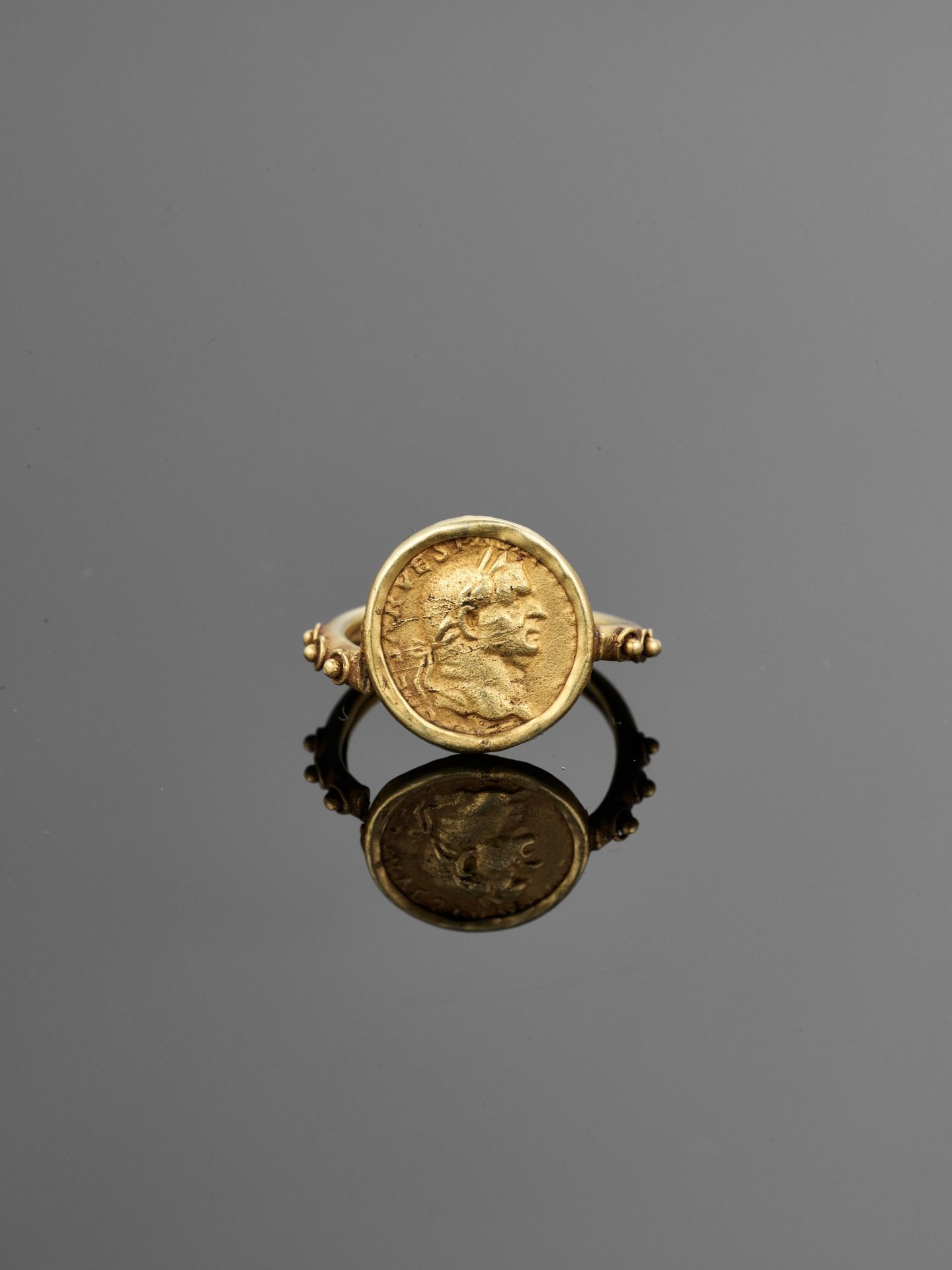 A SET OF EIGHT ANCIENT GANDHARA COIN GOLD RINGS - Image 8 of 14