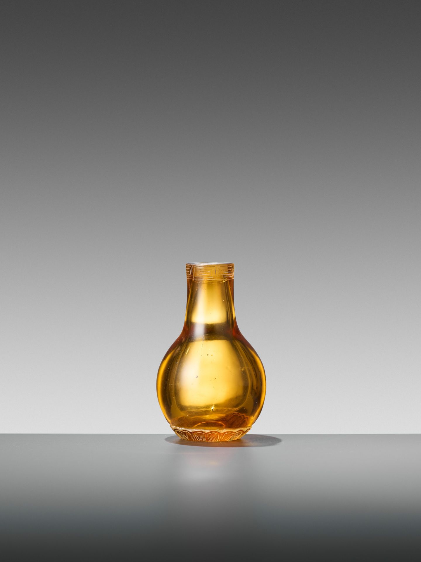 AN AMBER GLASS MINIATURE BOTTLE VASE, TONGZHI MARK AND PERIOD - Image 3 of 6