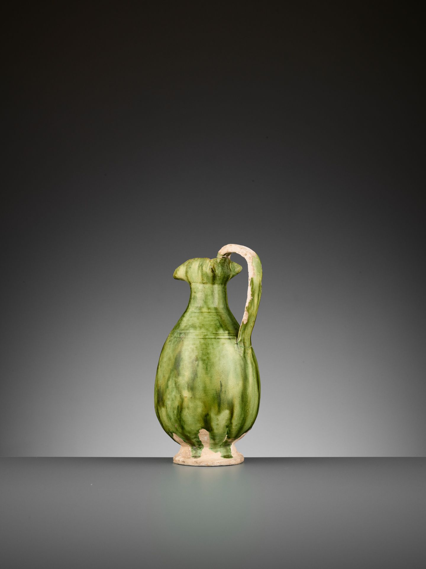 A GREEN-GLAZED EWER, TANG DYNASTY - Image 3 of 9