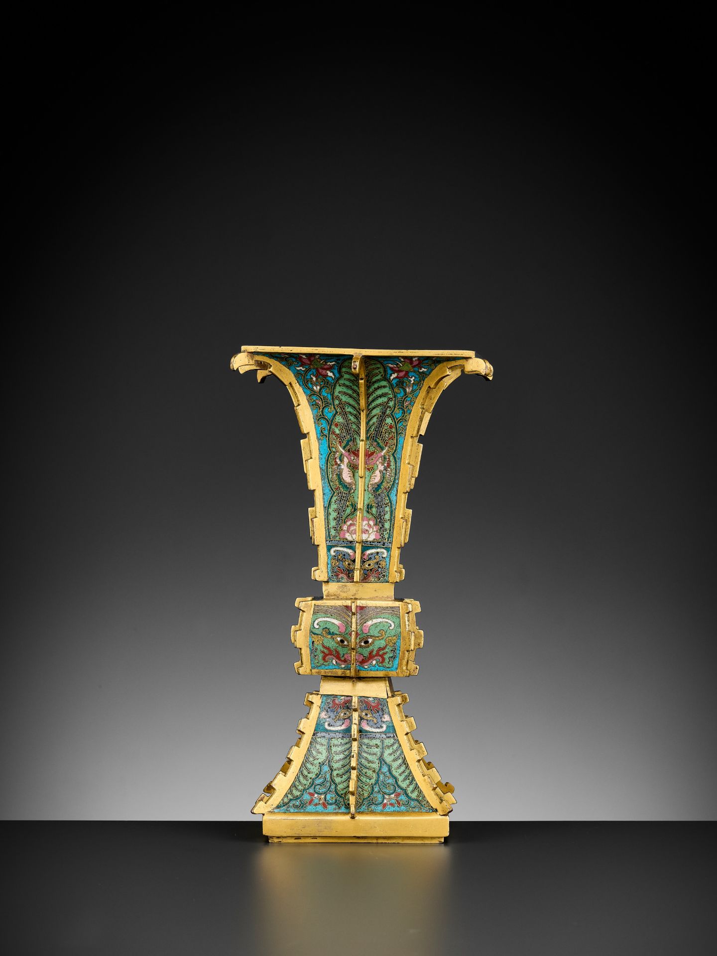 A GILT-BRONZE CLOISONNE ENAMEL VASE, FANG GU, YONGZHENG TO QIANLONG PERIOD - Bild 6 aus 19