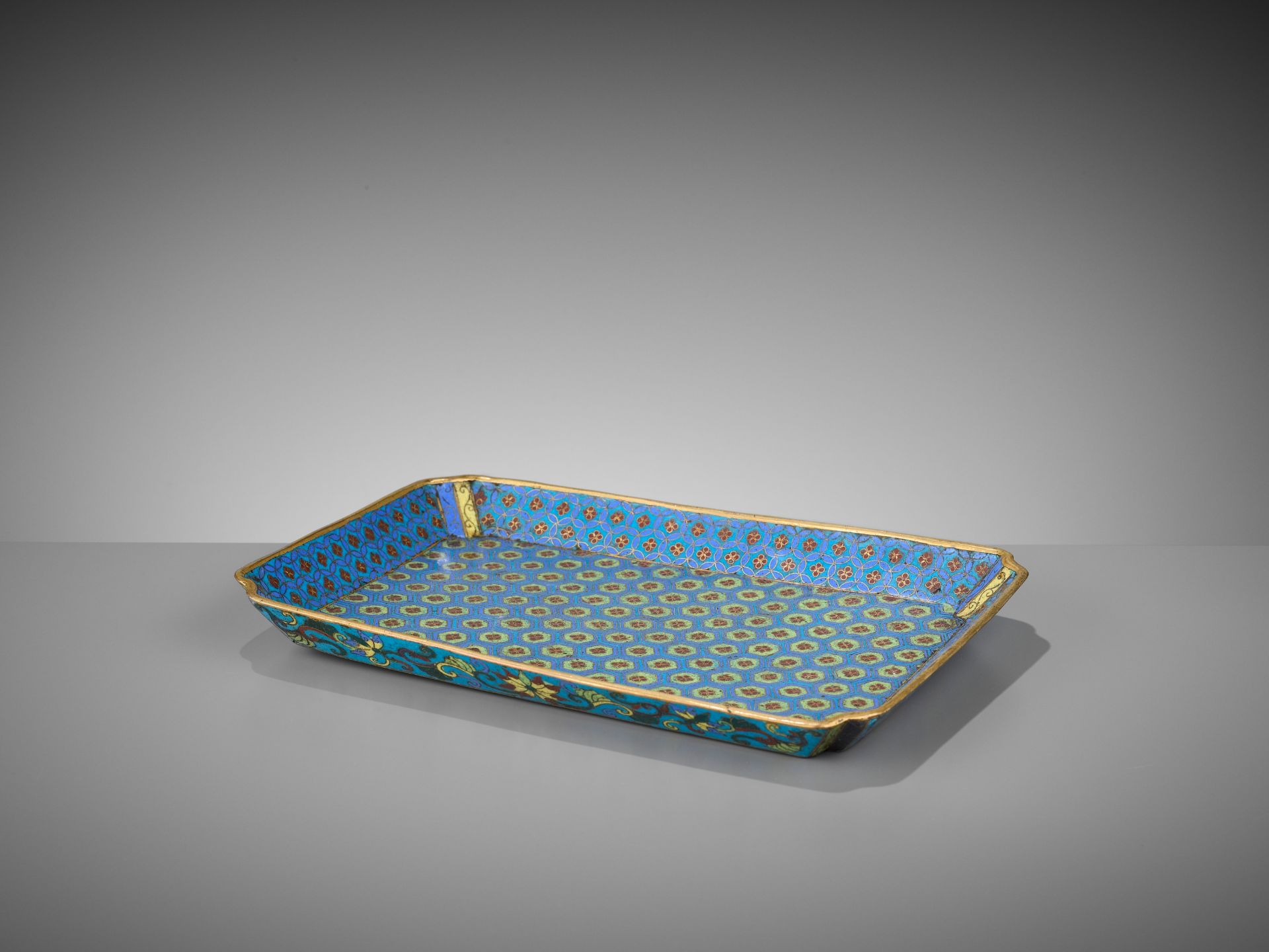 A GILT-BRONZE CLOISONNE ENAMEL TRAY, QIANLONG PERIOD - Bild 2 aus 6