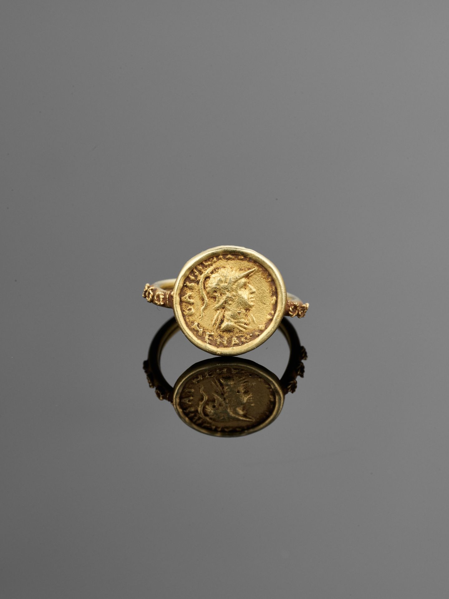A SET OF EIGHT ANCIENT GANDHARA COIN GOLD RINGS - Image 10 of 14