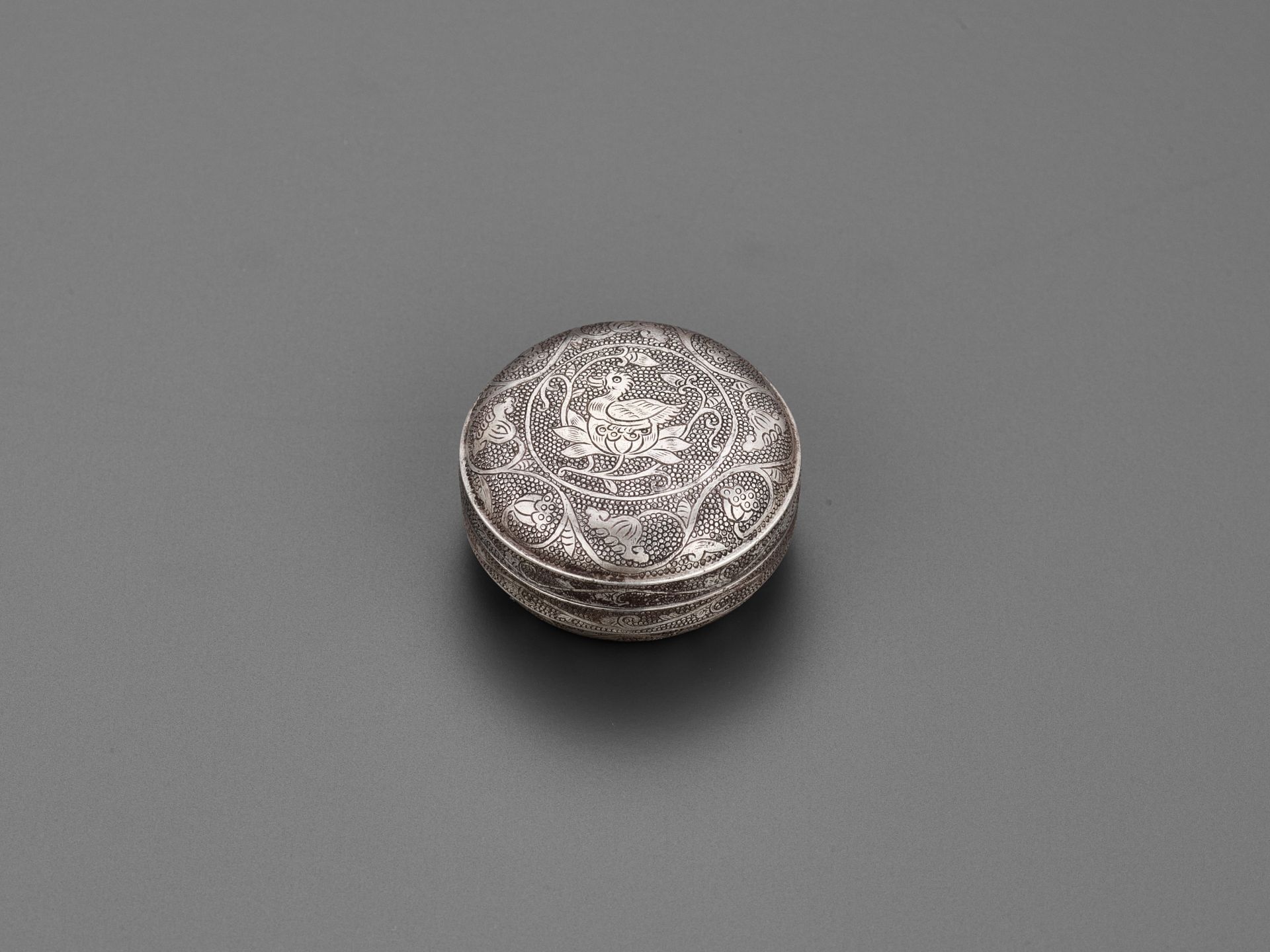 A 'MANDARIN DUCK' SILVER BOX AND COVER, TANG DYNASTY - Image 12 of 19