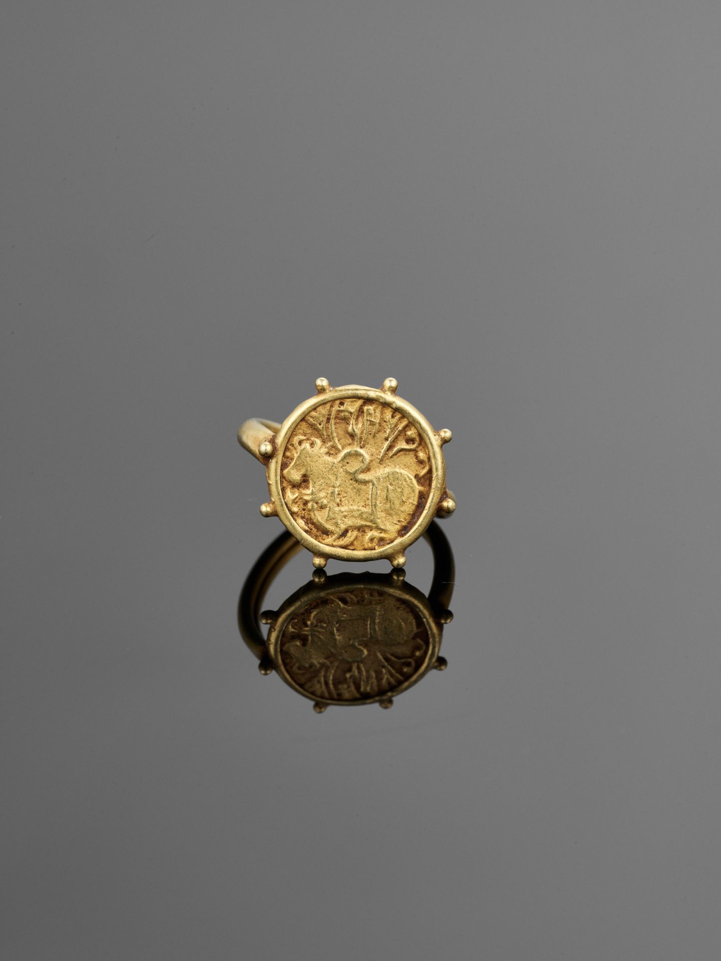 A SET OF EIGHT ANCIENT GANDHARA COIN GOLD RINGS - Image 3 of 14