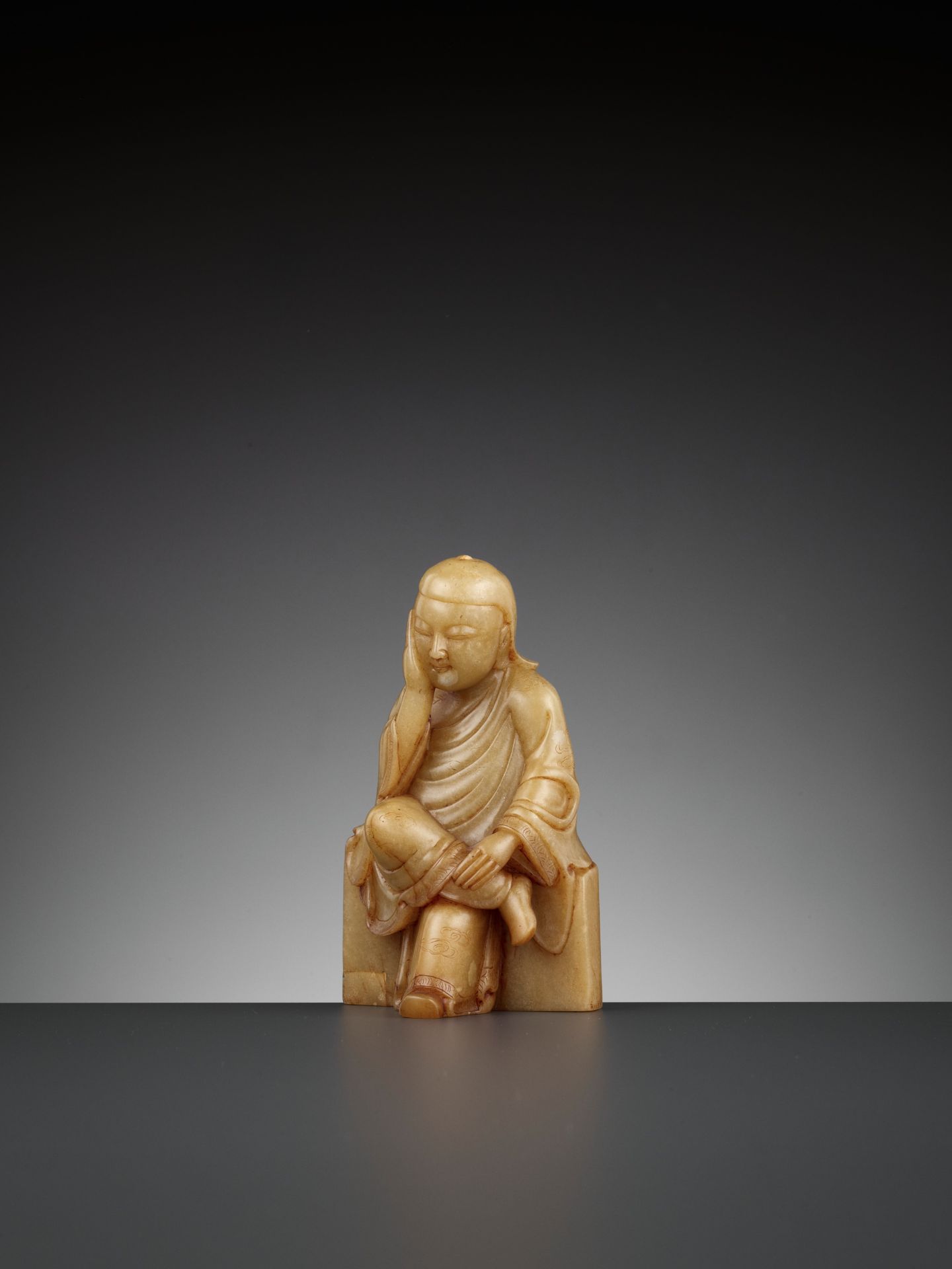 A SOAPSTONE FIGURE OF A PENSIVE IMMORTAL, QING DYNASTY - Image 5 of 12