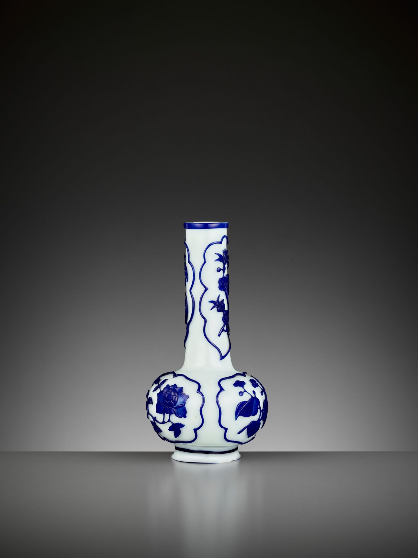 A BLUE OVERLAY WHITE GLASS BOTTLE VASE, GUANGXU MARK AND PERIOD - Image 7 of 10