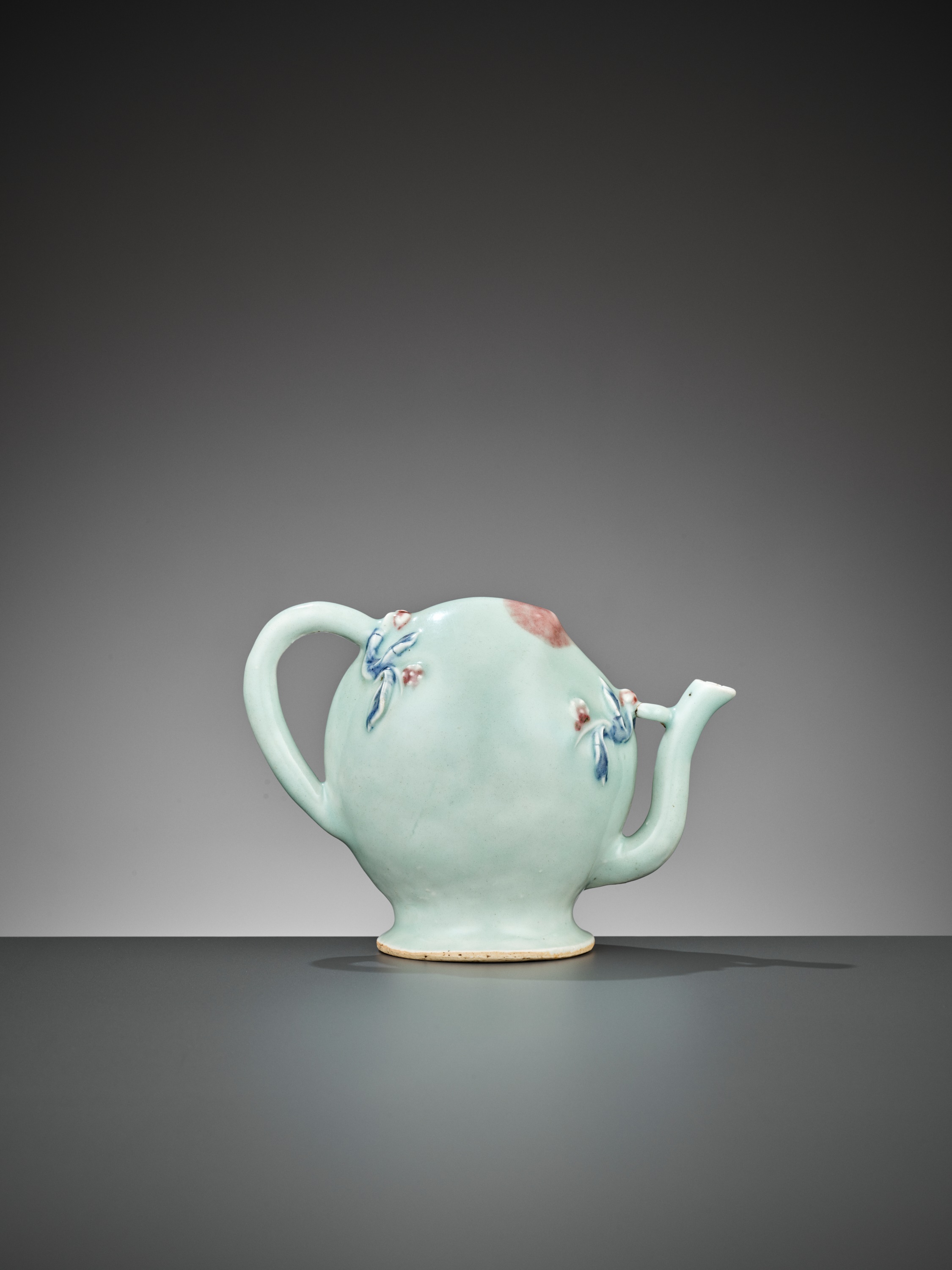 A CELADON-GLAZED 'CADOGAN' WINE POT, EARLIER QING - Bild 2 aus 10