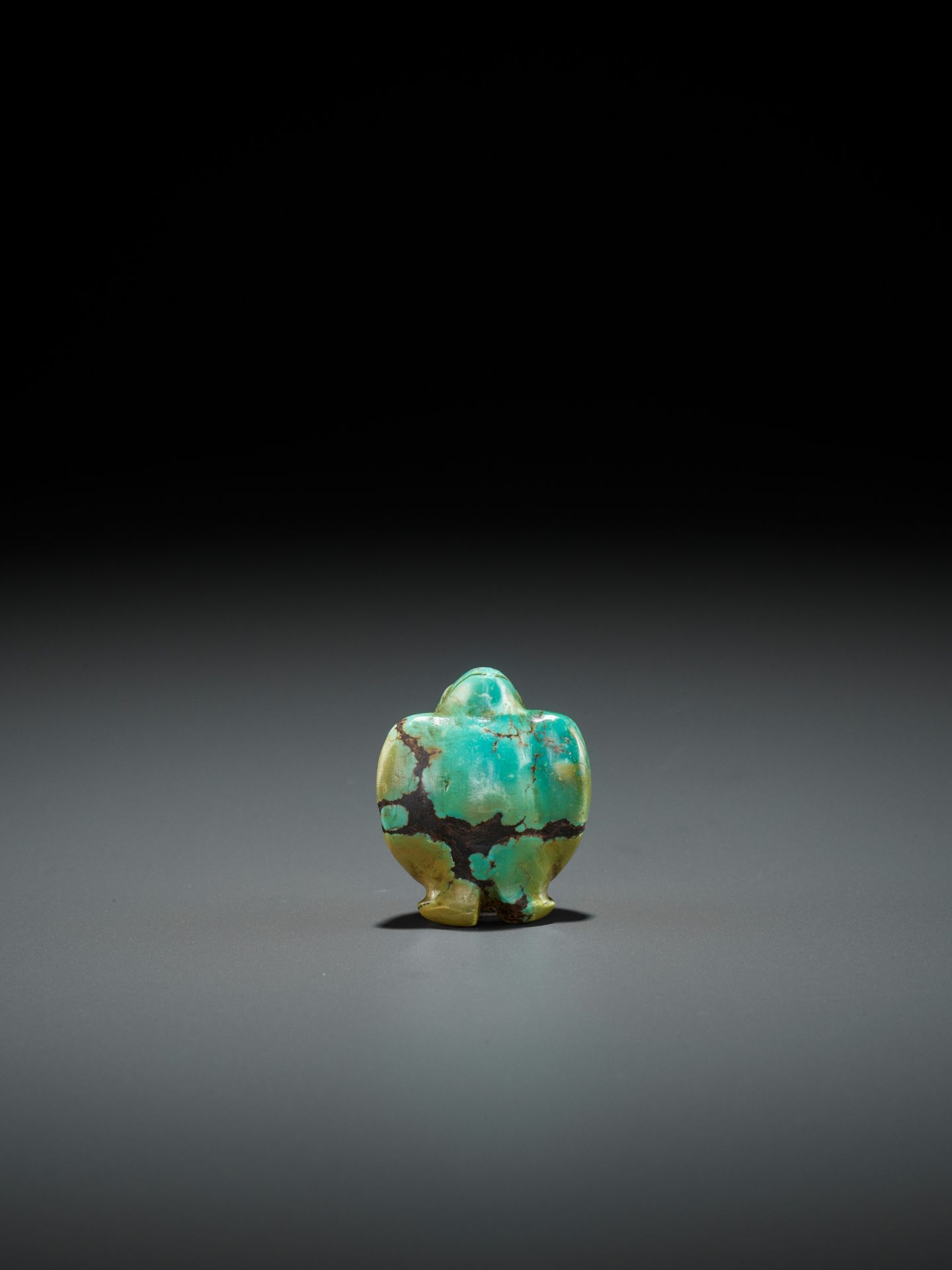 A TURQUOISE PENDANT DEPICTING A BIRD, SHANG TO WESTERN ZHOU DYNASTY - Image 2 of 12