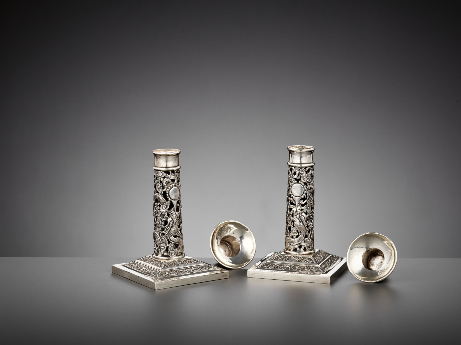 A PAIR OF RETICULATED SILVER CANDLESTICKS, WANG HING, LATE QING DYNASTY - Bild 10 aus 15