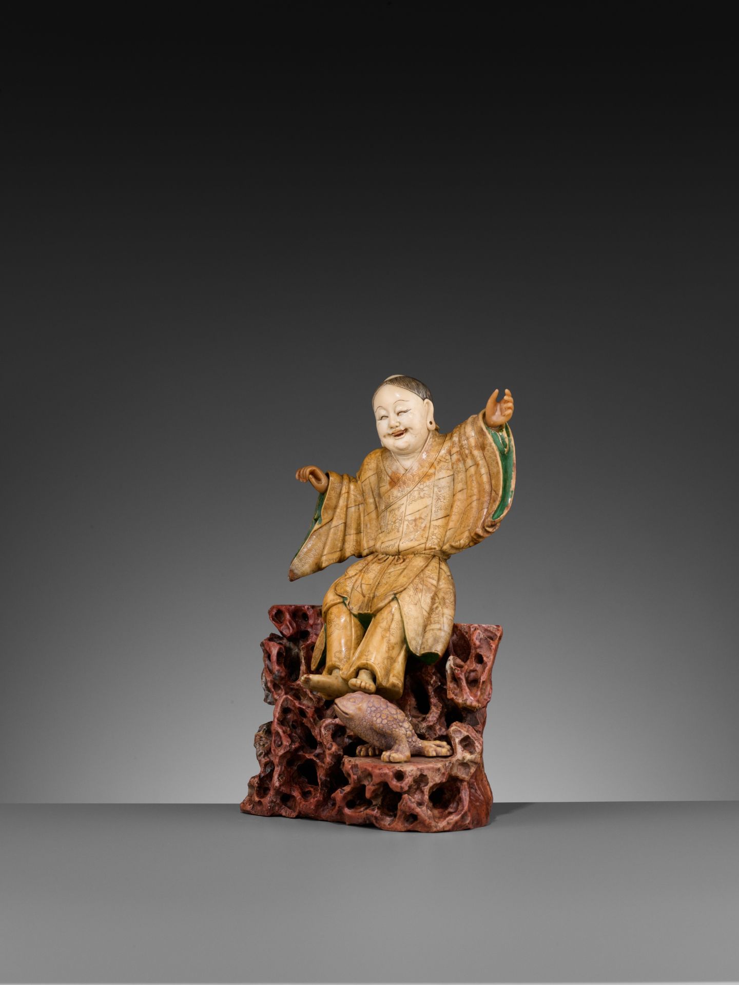 A LARGE SOAPSTONE FIGURE OF LIU HAI, 17TH CENTURY - Image 5 of 11