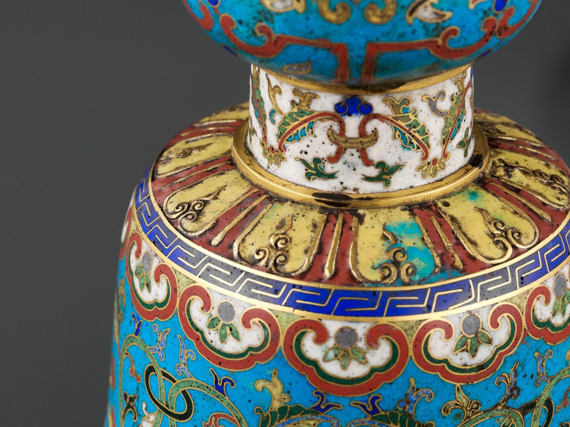 A PAIR OF CLOISONNE ENAMEL CANDLESTICKS, QIANLONG PERIOD - Image 10 of 14