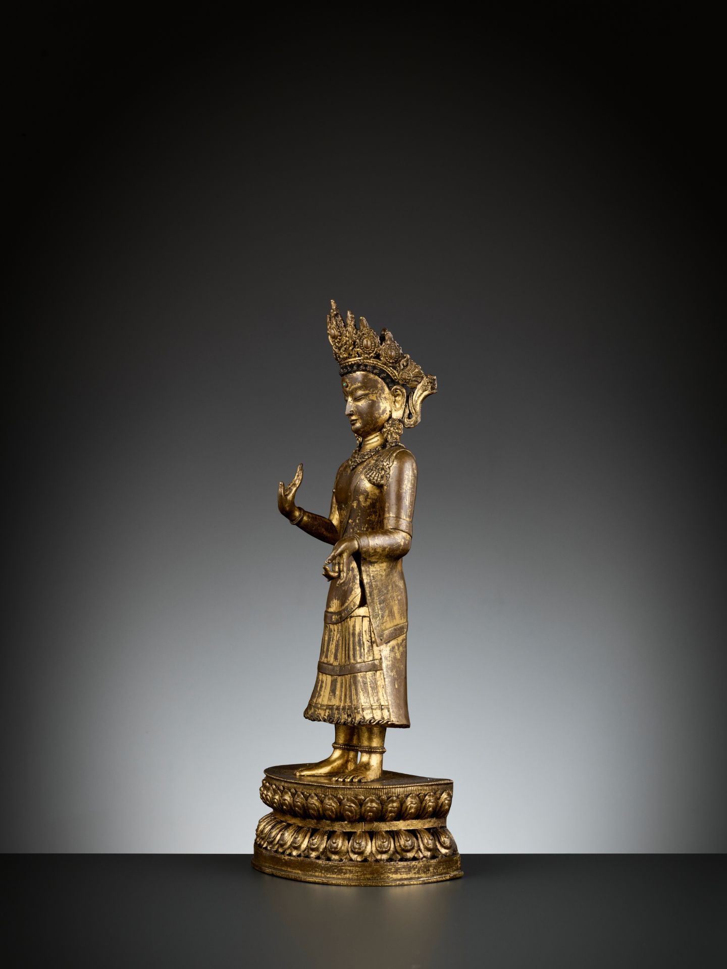 AN EXCEEDINGLY RARE GILT BRONZE FIGURE OF DIPANKARA BUDDHA, LATE MALLA, THREE KINGDOMS PERIOD - Image 8 of 14