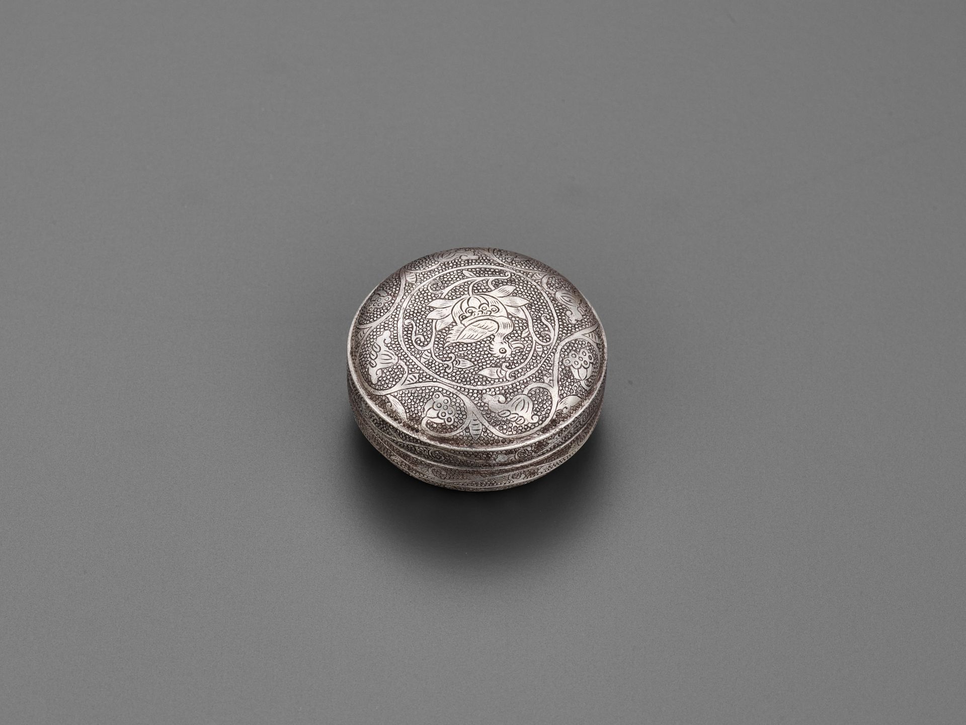 A 'MANDARIN DUCK' SILVER BOX AND COVER, TANG DYNASTY - Image 13 of 19