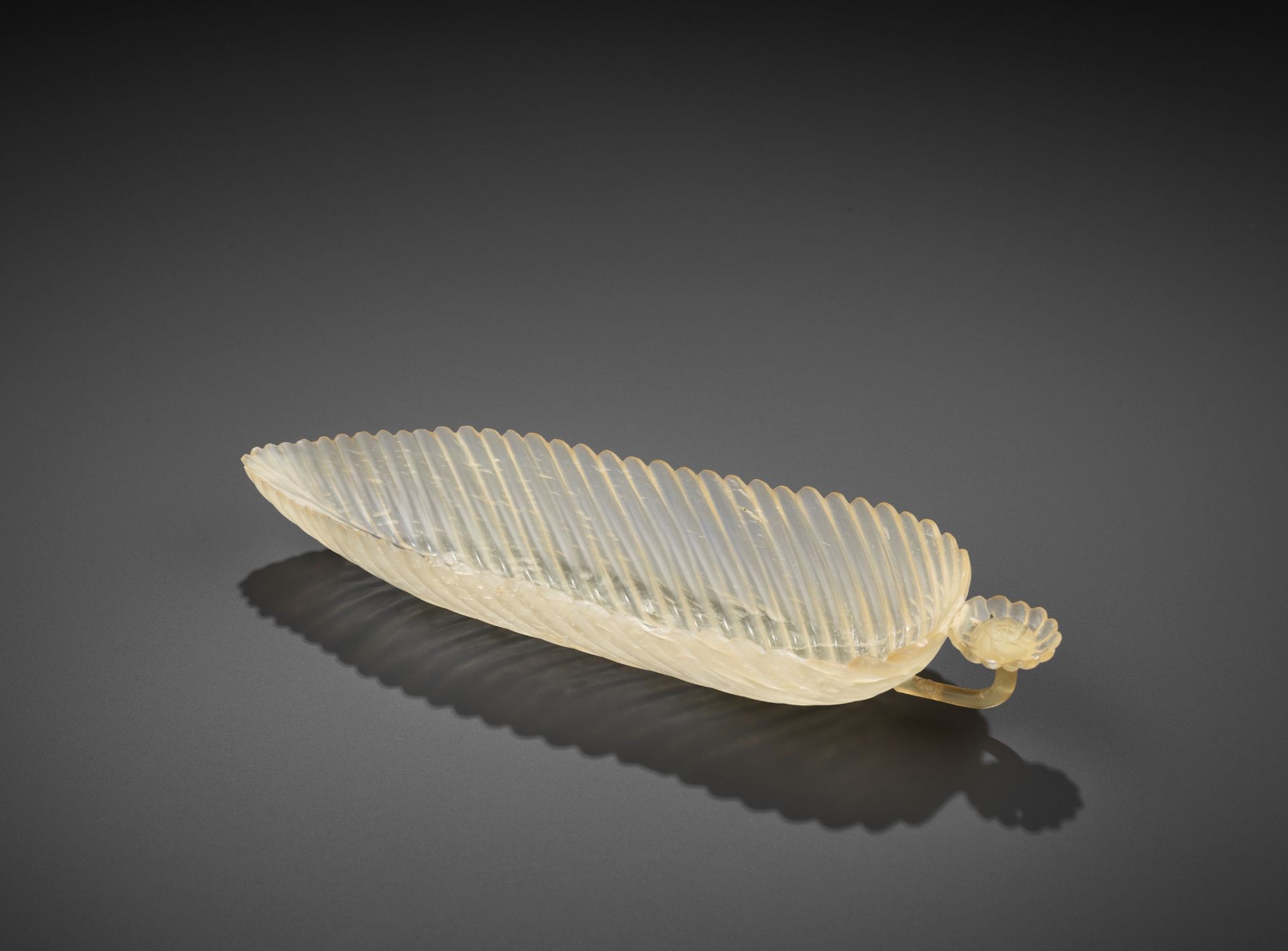 A LEAF-SHAPED AGATE TRAY, MUGHAL-STYLE, QING DYNASTY