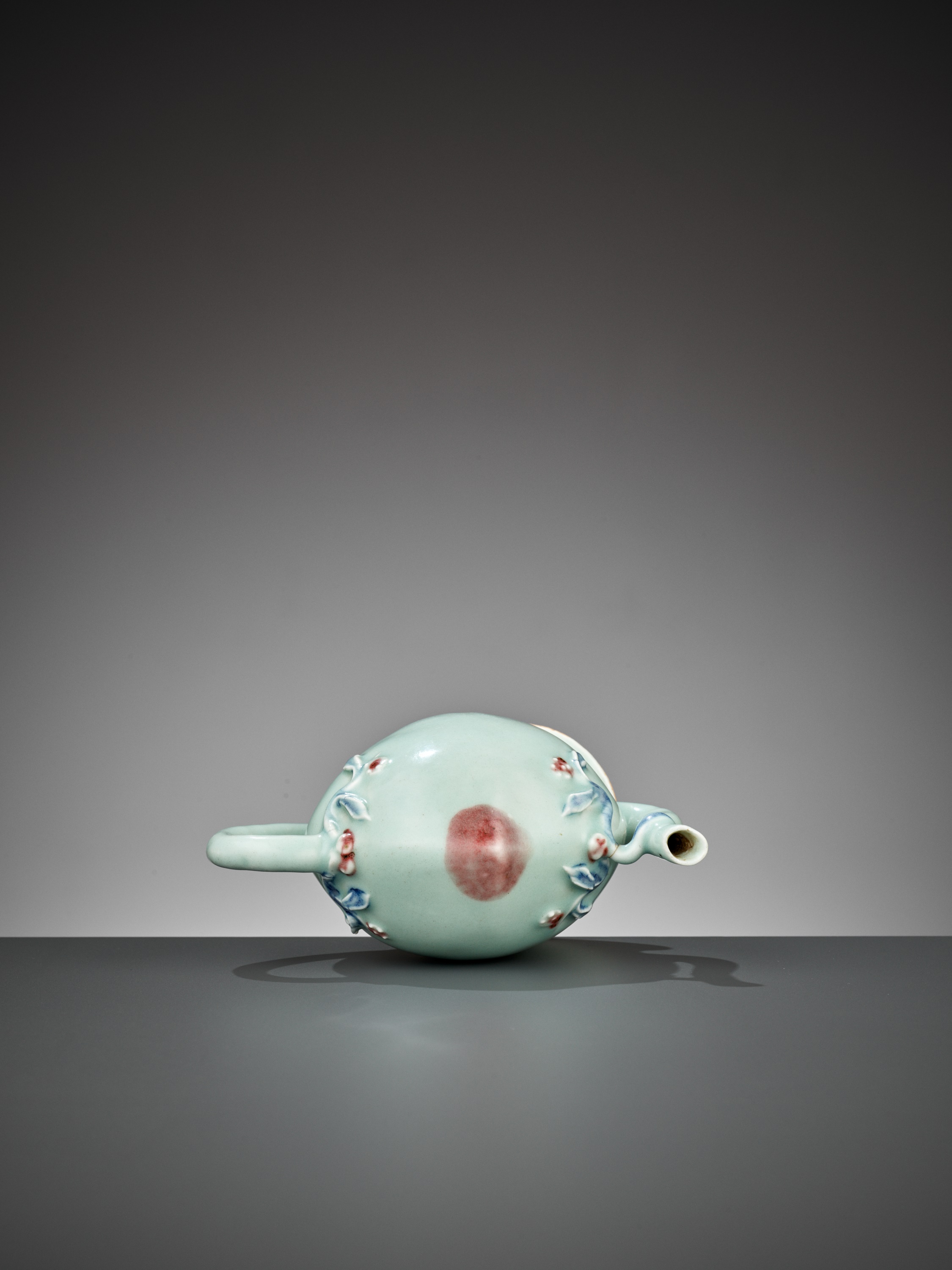 A CELADON-GLAZED 'CADOGAN' WINE POT, EARLIER QING - Bild 9 aus 10