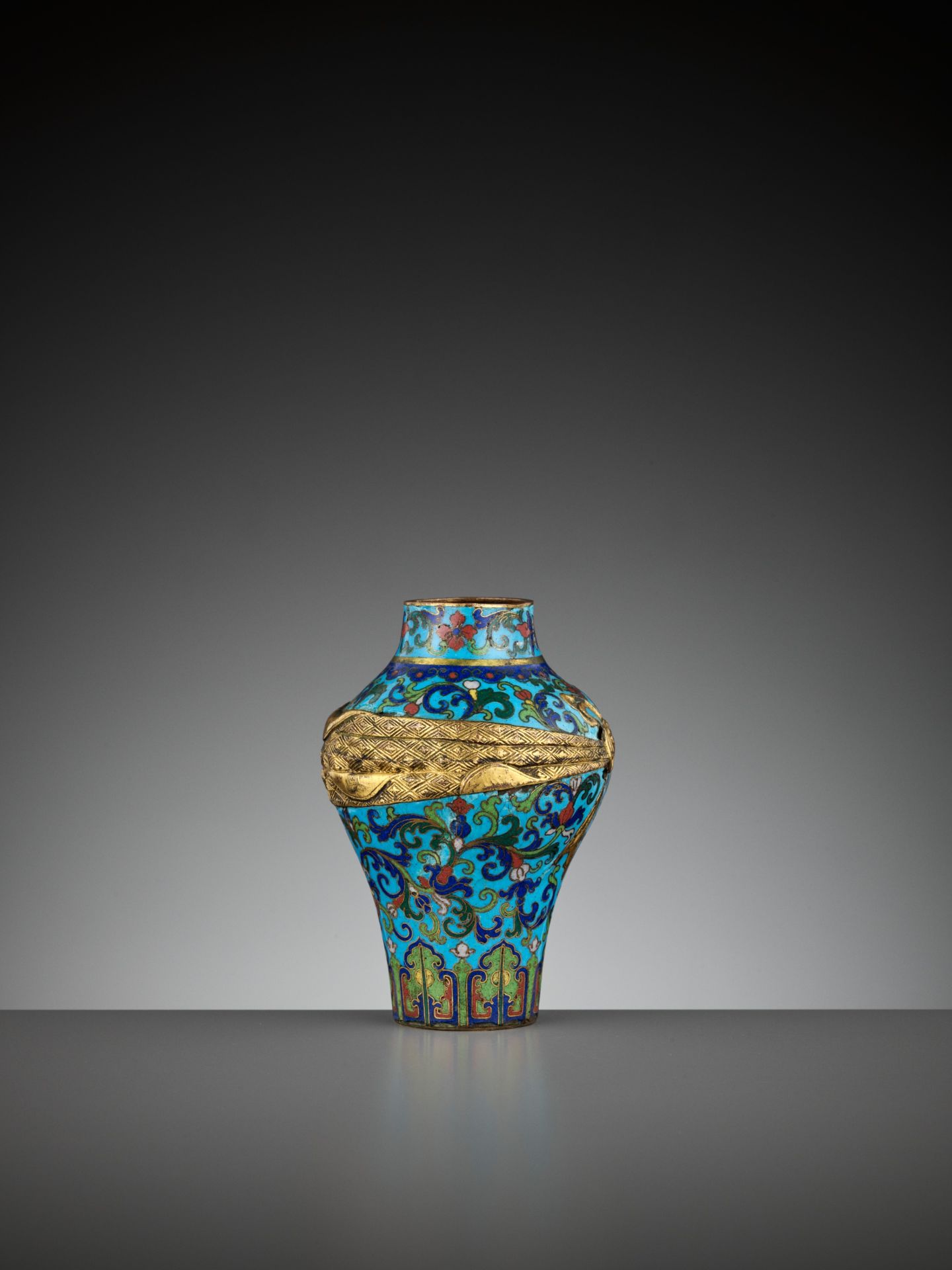A RARE CLOISONNE ENAMEL 'SASH-TIED' BALUSTER VASE, ATTRIBUTED TO THE IMPERIAL WORKSHOPS, QIANLONG - Image 6 of 10