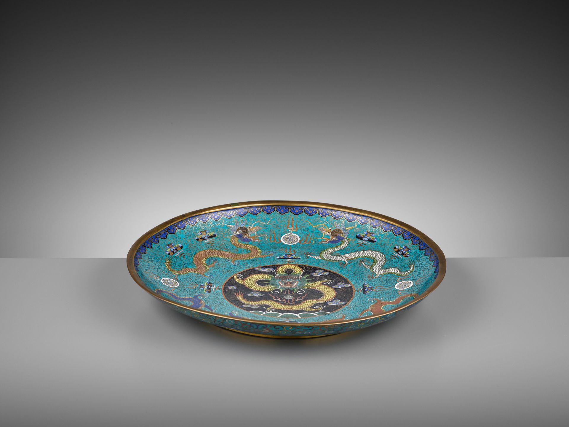 A LARGE GILT-BRONZE CLOISONNE ENAMEL 'DRAGON' DISH, QING DYNASTY - Image 3 of 5