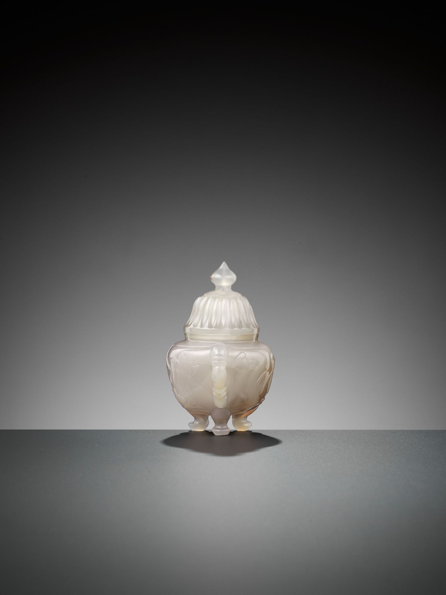 A MUGHAL-STYLE AGATE EWER AND COVER, LATE QING TO REPUBLIC - Image 7 of 10