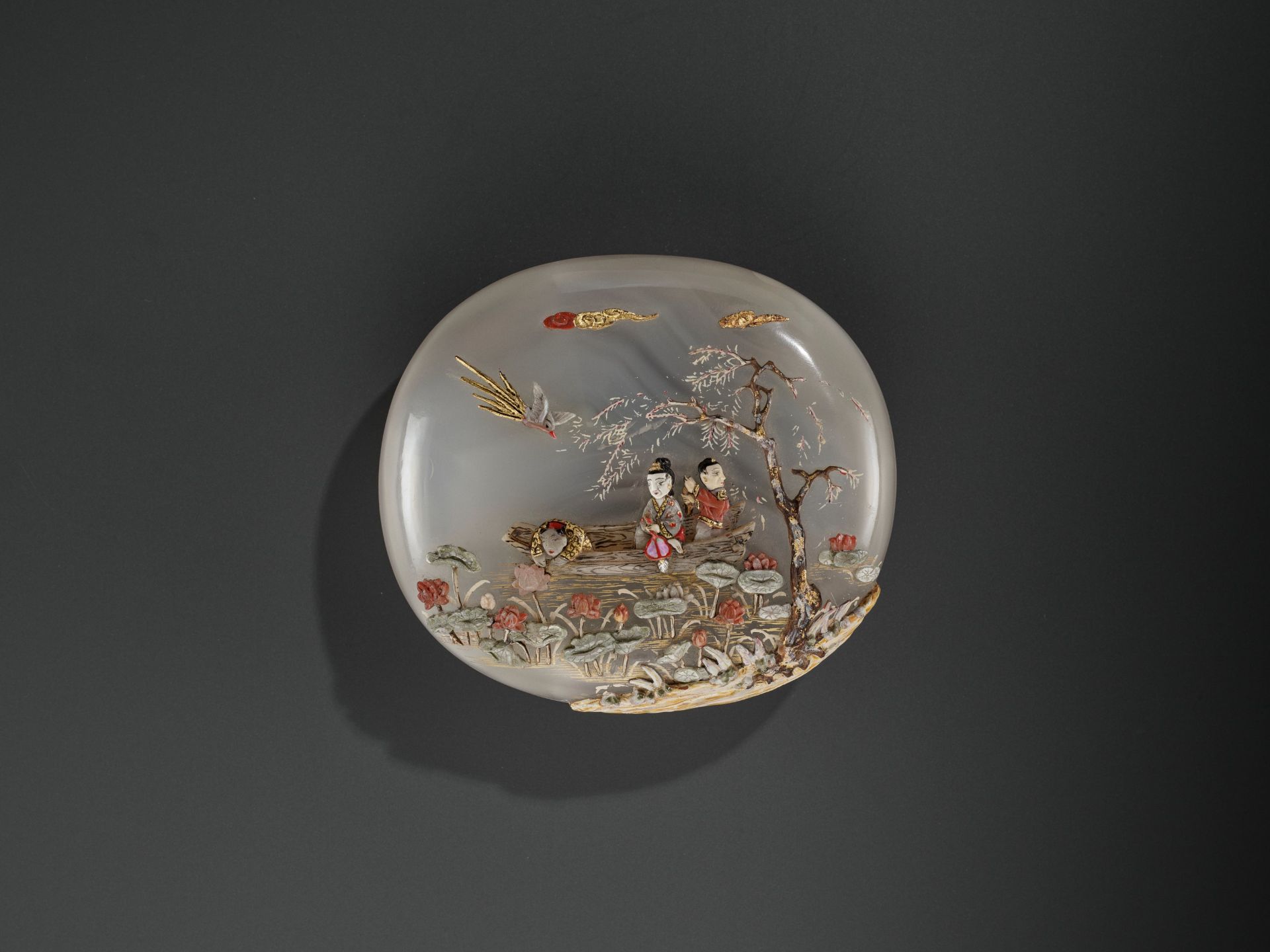 AN EMBELLISHED 'PICKING LOTUS' AGATE BOX, QING DYNASTY - Image 2 of 11