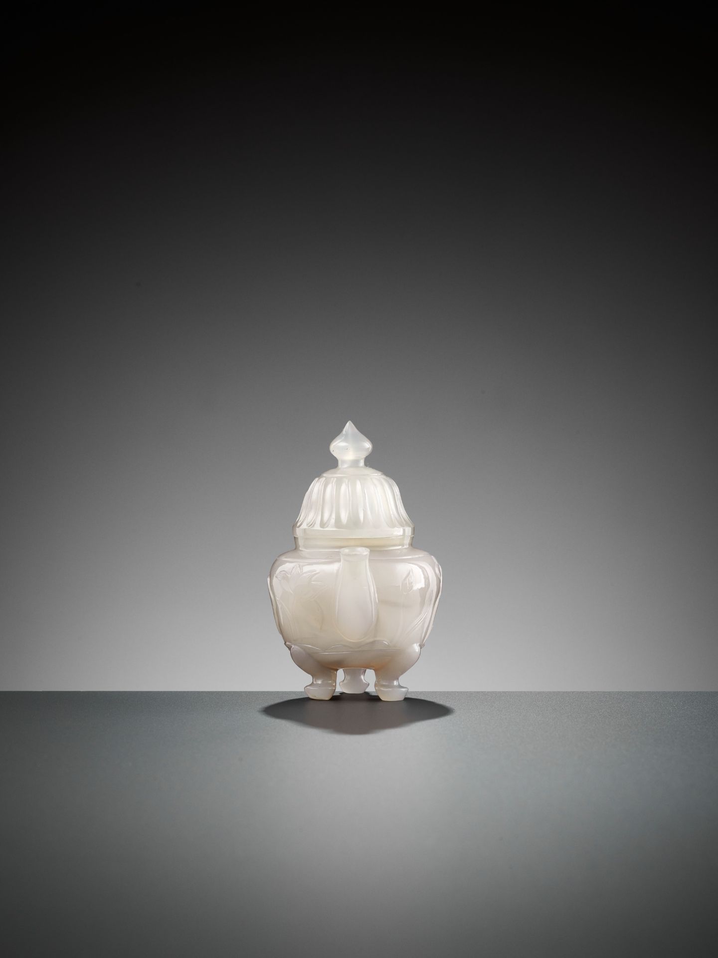 A MUGHAL-STYLE AGATE EWER AND COVER, LATE QING TO REPUBLIC - Image 3 of 10