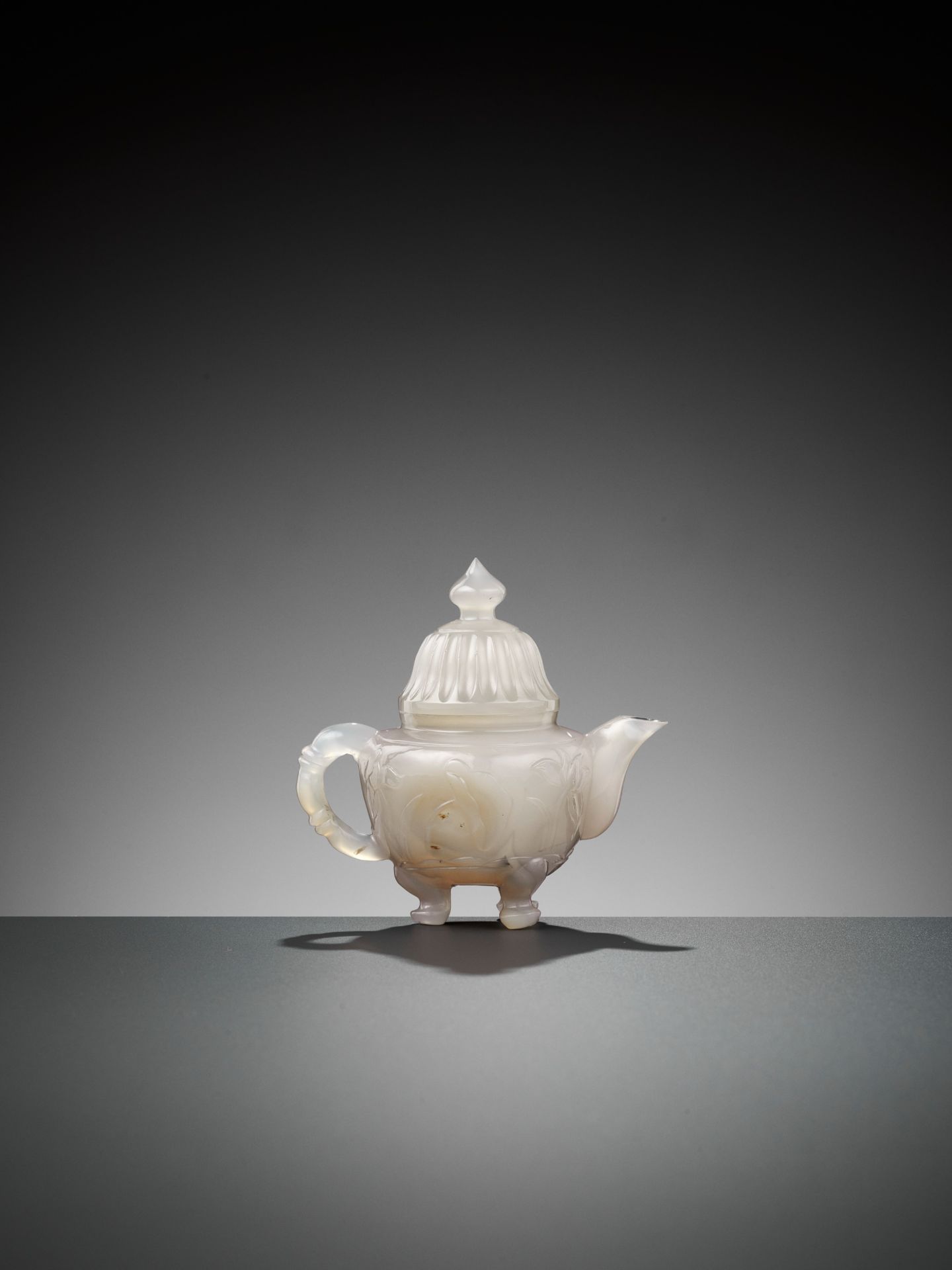 A MUGHAL-STYLE AGATE EWER AND COVER, LATE QING TO REPUBLIC - Image 8 of 10