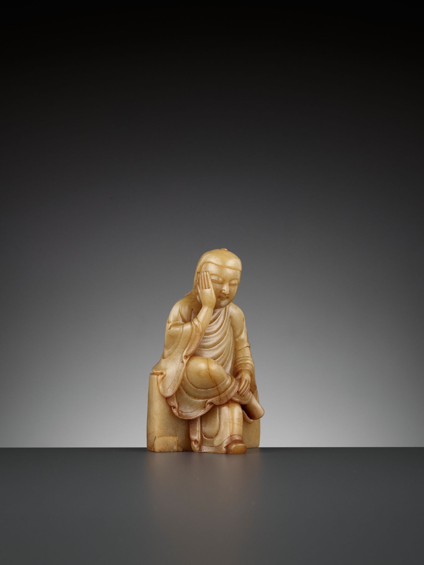 A SOAPSTONE FIGURE OF A PENSIVE IMMORTAL, QING DYNASTY - Image 9 of 12