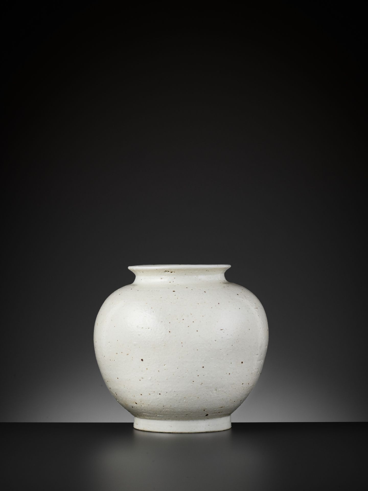 A WHITE-GLAZED PORCELAIN MOON JAR, DAL HANG-ARI, JOSEON DYNASTY - Image 5 of 8