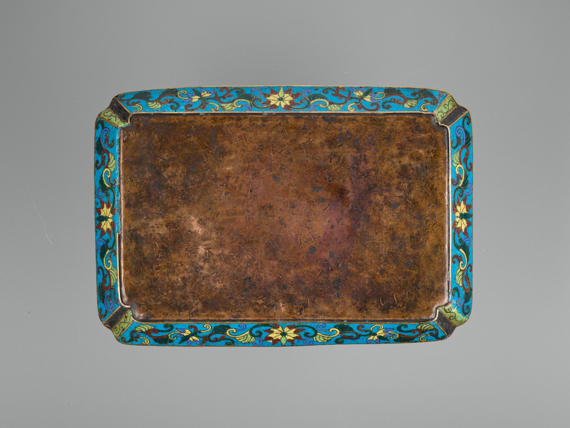 A GILT-BRONZE CLOISONNE ENAMEL TRAY, QIANLONG PERIOD - Image 5 of 6