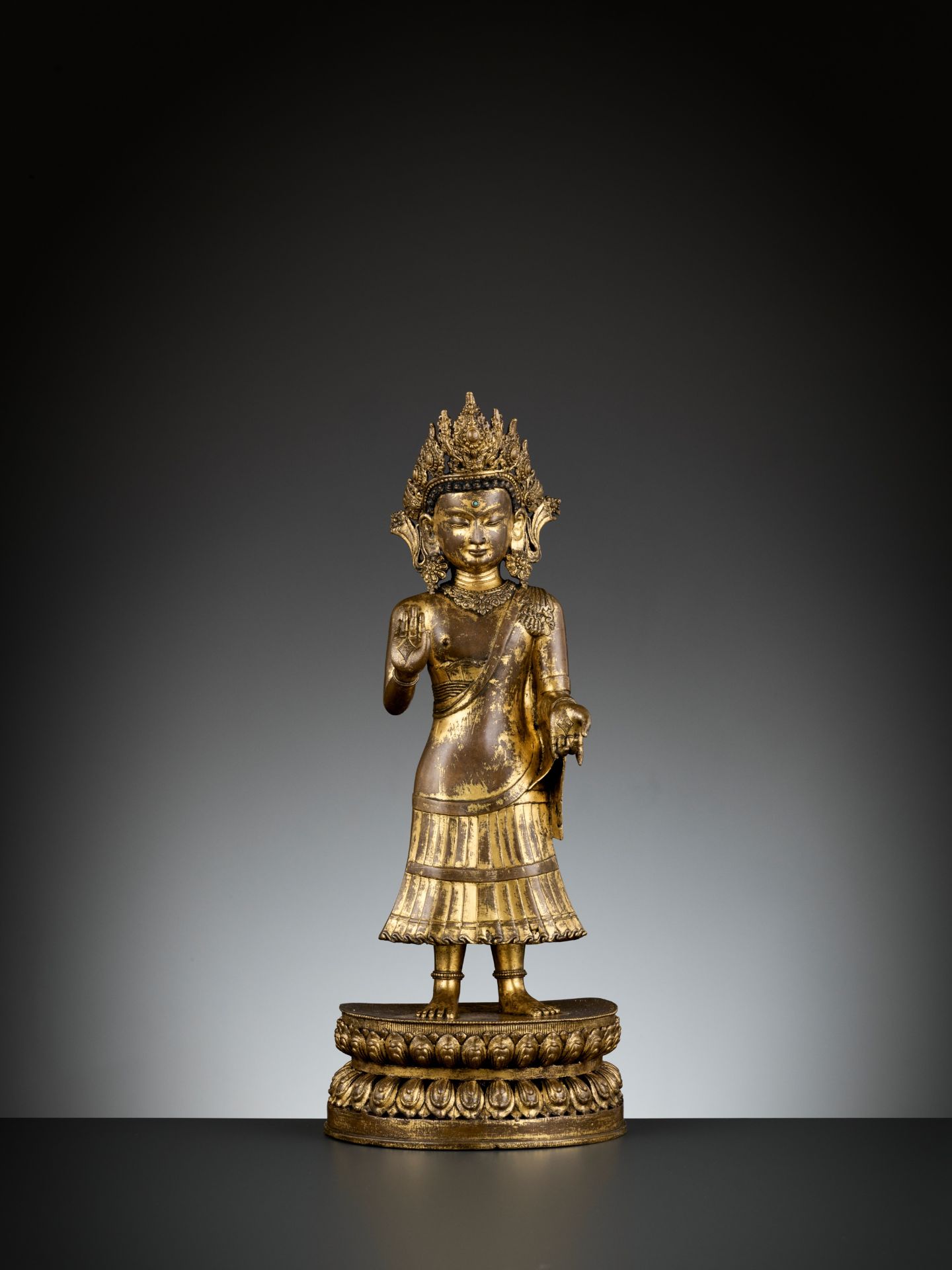 AN EXCEEDINGLY RARE GILT BRONZE FIGURE OF DIPANKARA BUDDHA, LATE MALLA, THREE KINGDOMS PERIOD - Image 3 of 14