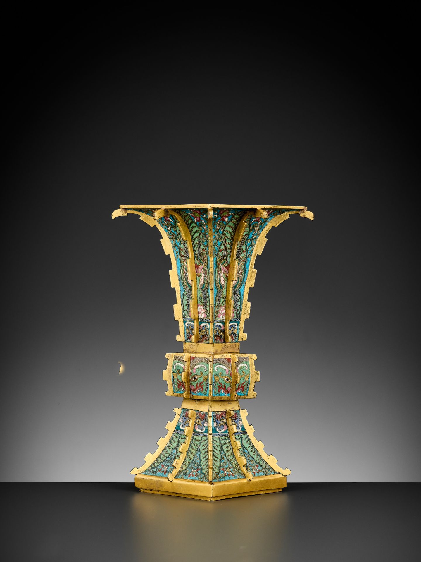 A GILT-BRONZE CLOISONNE ENAMEL VASE, FANG GU, YONGZHENG TO QIANLONG PERIOD - Bild 11 aus 19