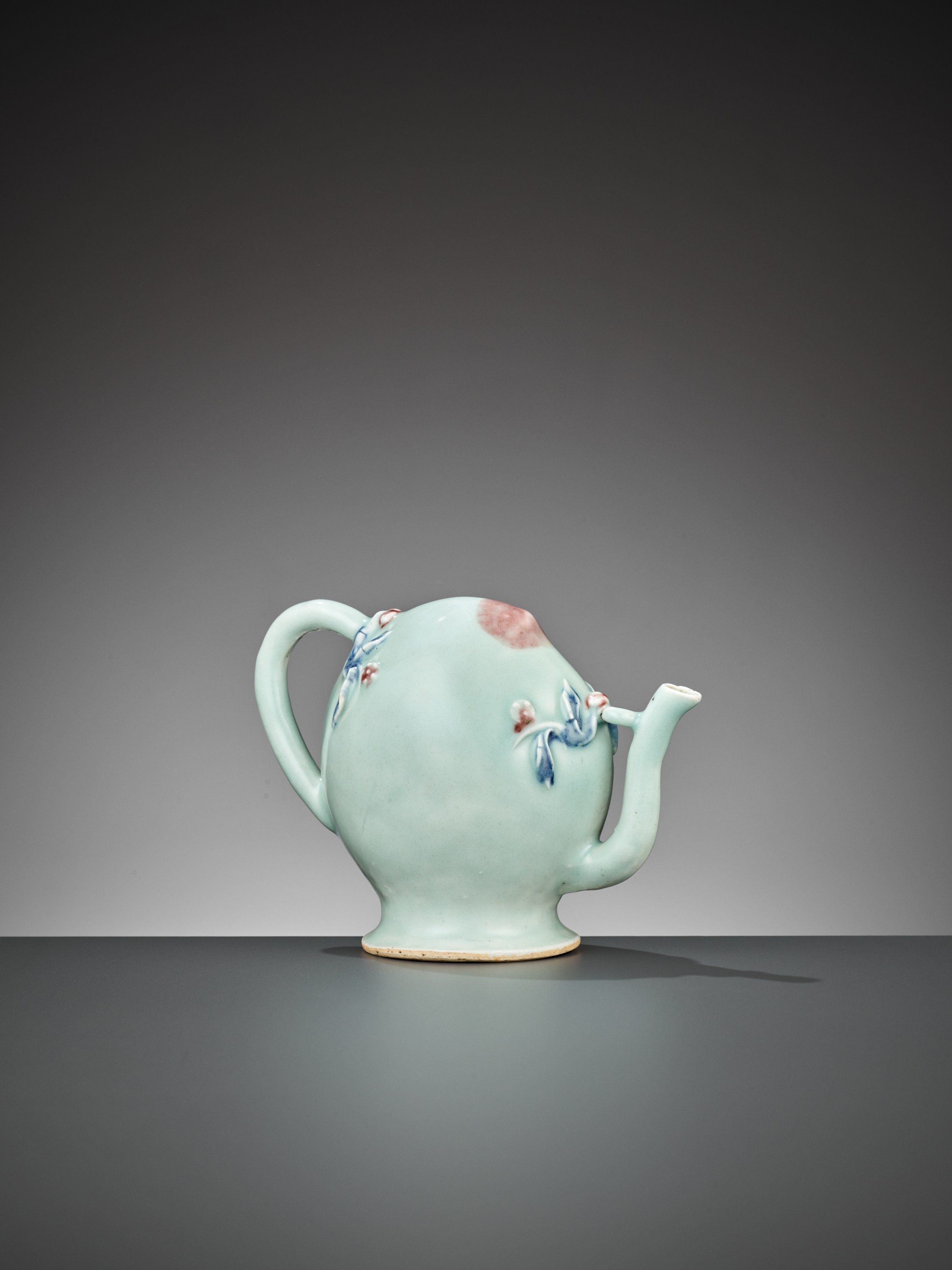 A CELADON-GLAZED 'CADOGAN' WINE POT, EARLIER QING - Bild 3 aus 10